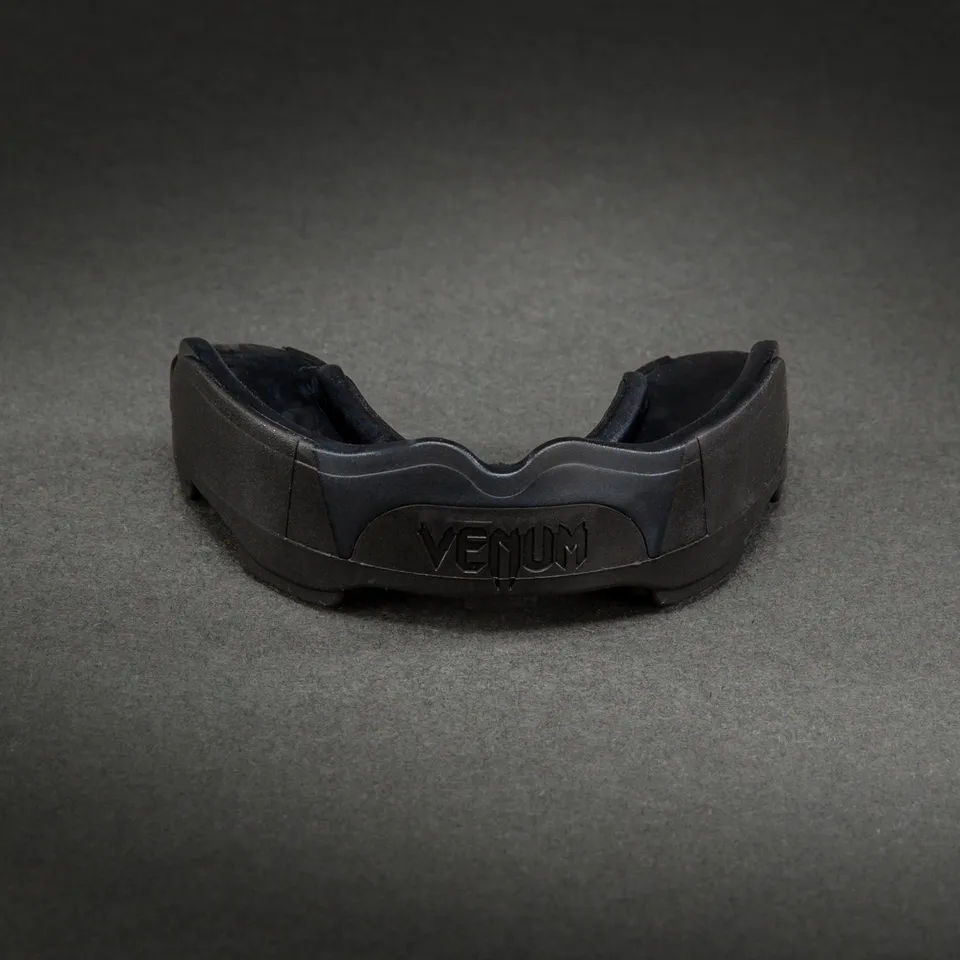 venum-predator-mundschutz-schwarz-schwarz-rot-nextfit-gel image 1