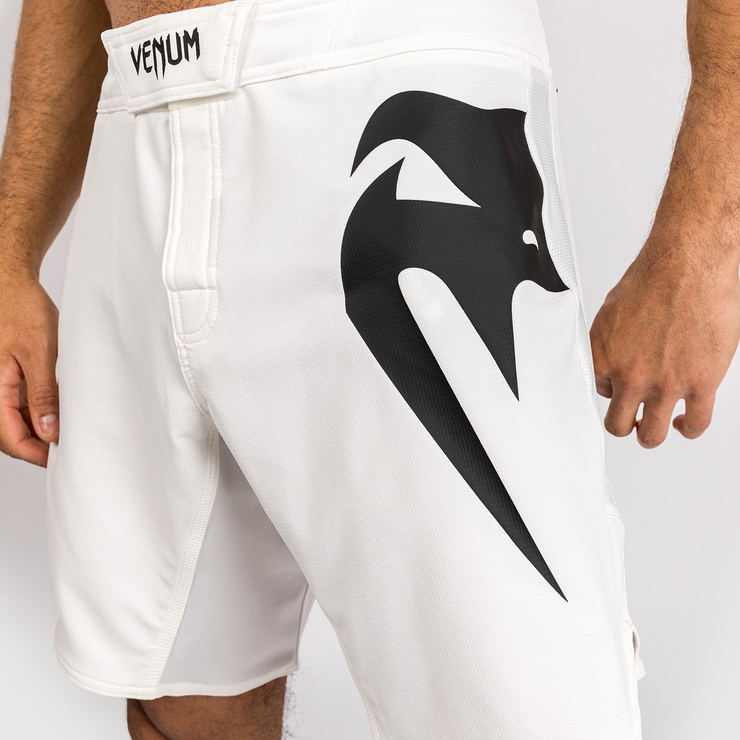 venum-light-5-0-fight-shorts-herren-wei-schwarz image 6