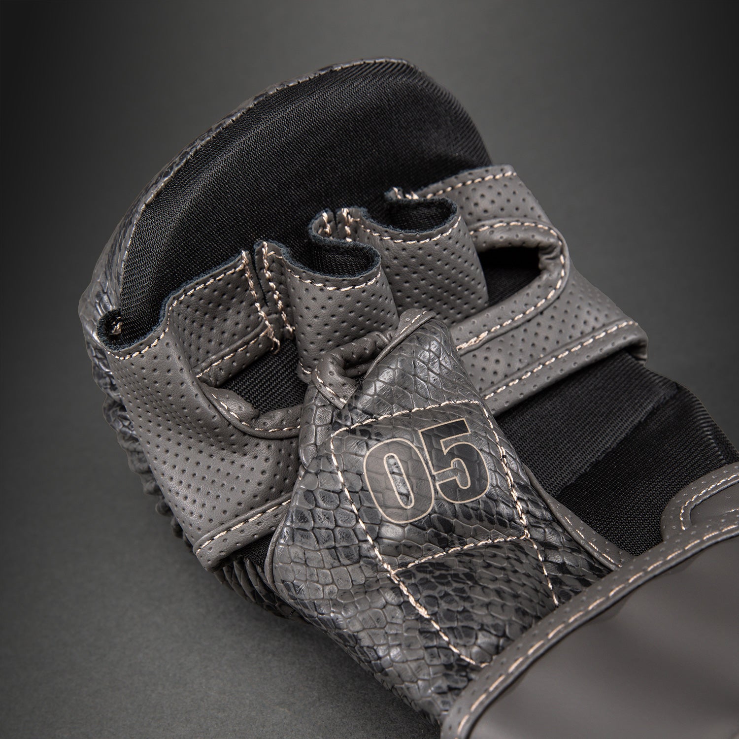 venum-impact-evo-scales-mma-sparringhandschuhe-dunkelgrau image 5