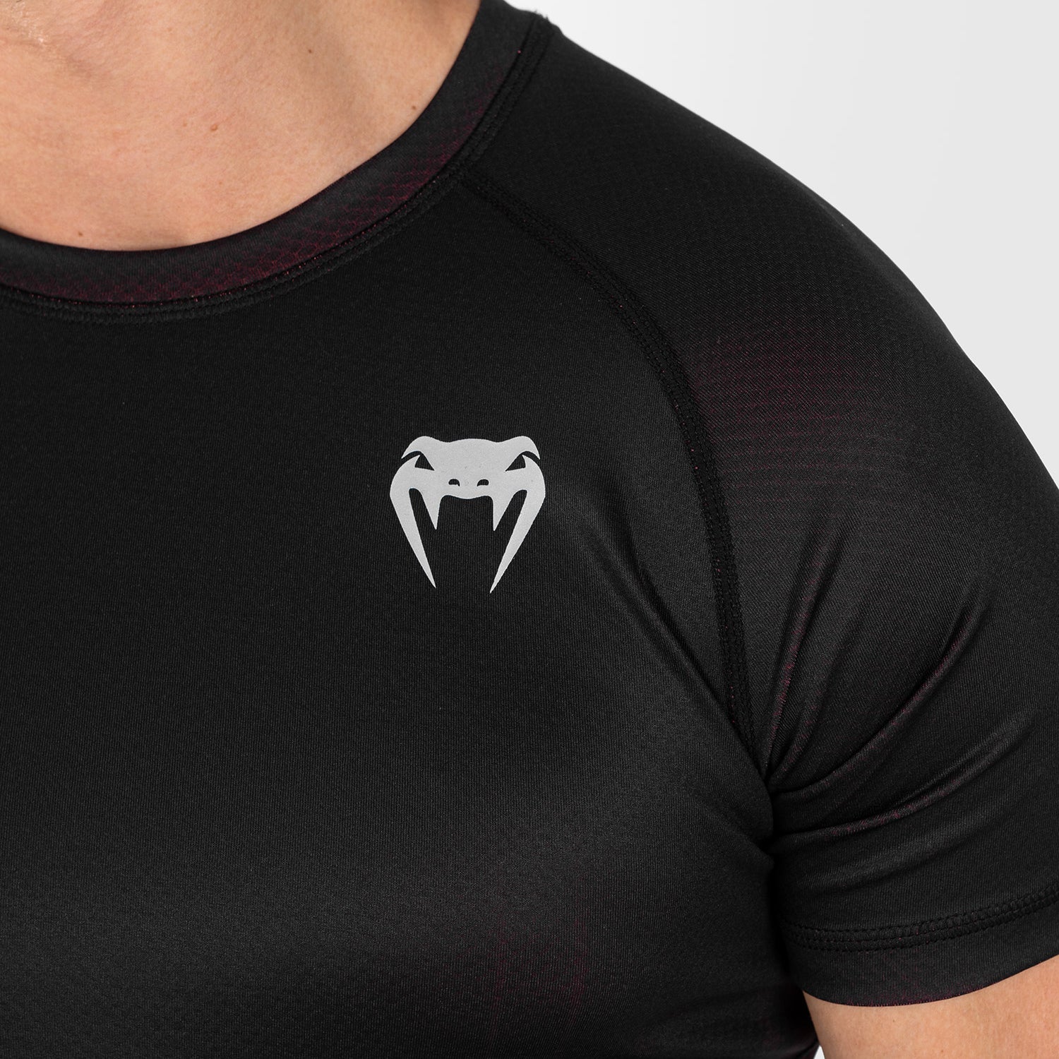 ufc-venum-performance-institute-2-0-kurzarm-rashguard-herren-schwarz-rot image 7