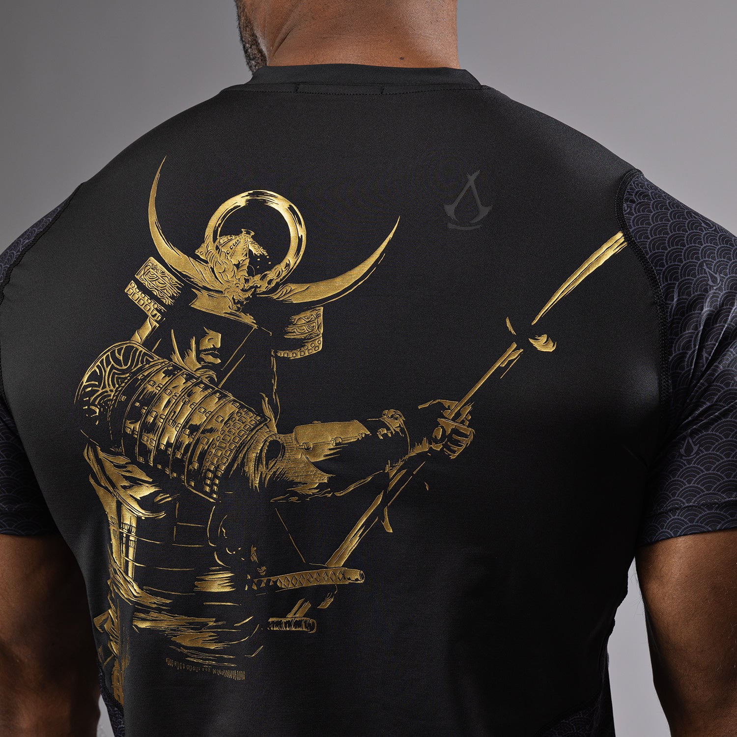 venum-x-assassin-s-creed-shadows-dry-tech-t-shirt-herren-schwarz-gold image 5