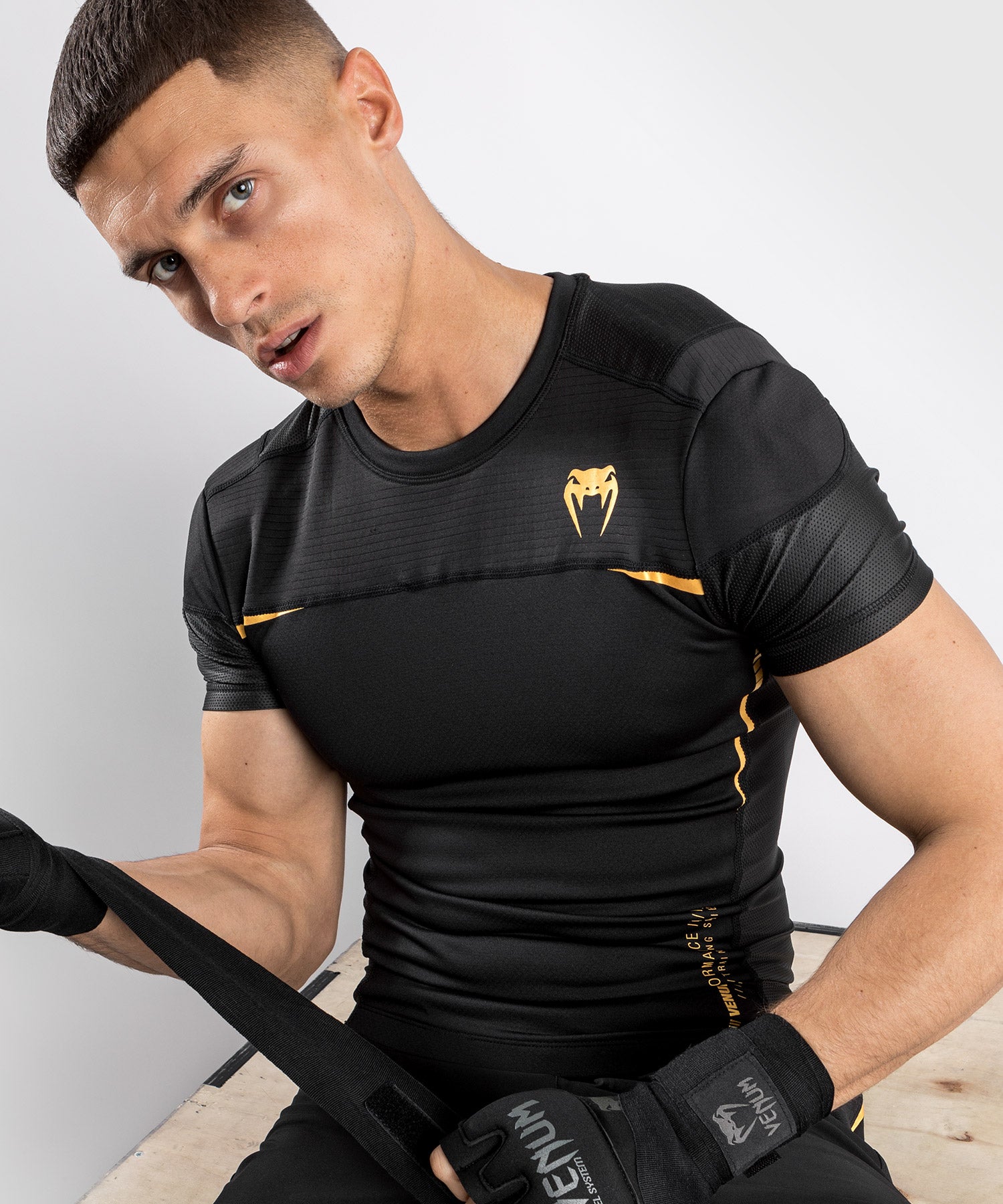 venum-tempest-2-0-kompressionsshirt-kurzarm-schwarz-gold image 6