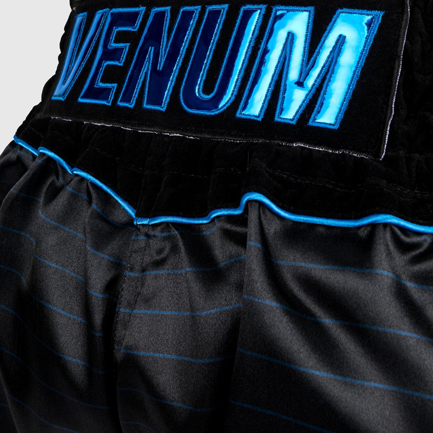 venum-attack-muay-thai-shorts-schwarz-blau image 4