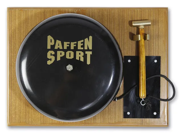 paffen-sport-gong-auf-holzplatte-40-x-30-cm-mit-kl-ppel image 1