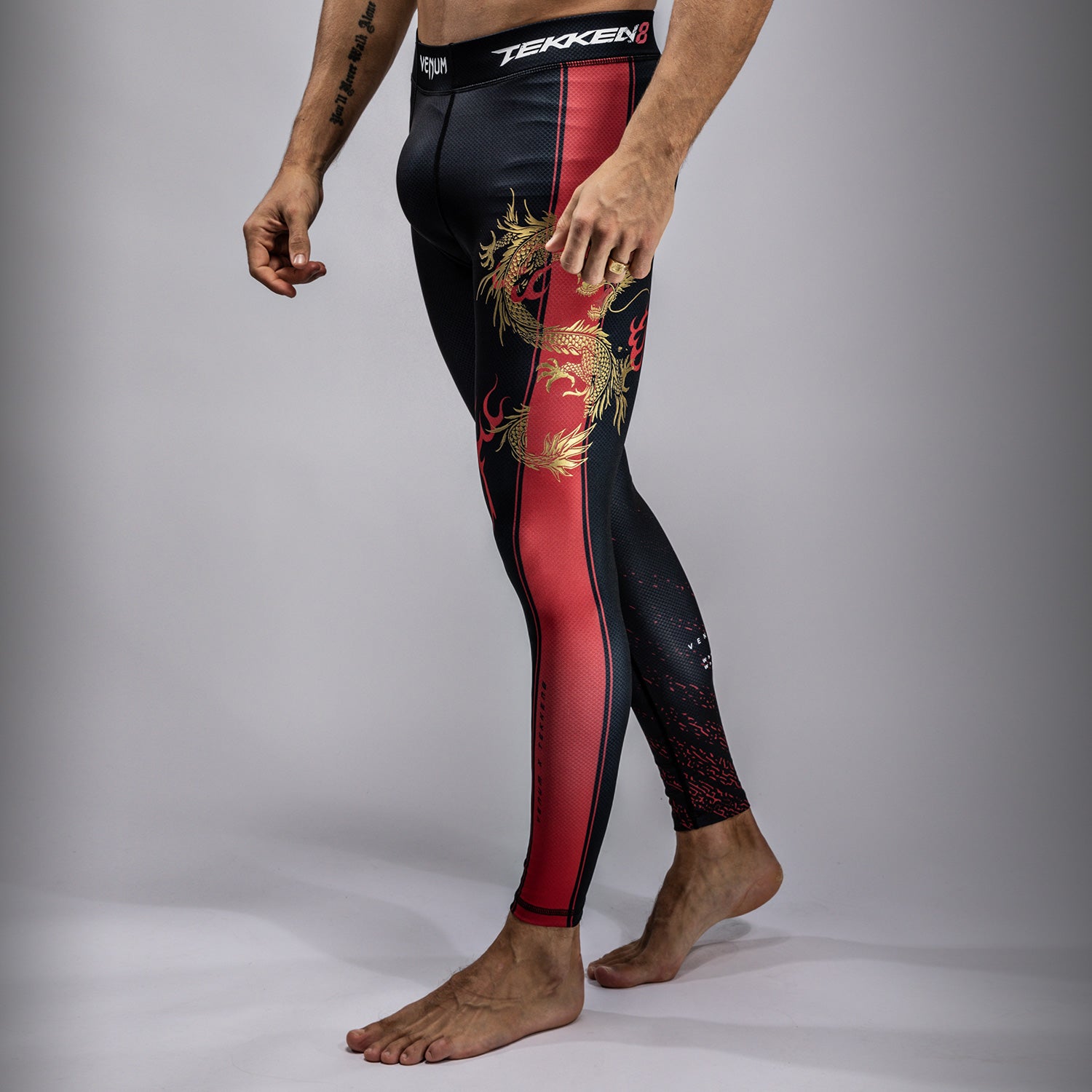 venum-x-tekken-8-marshall-law-spats-schwarz-rot-gold image 1