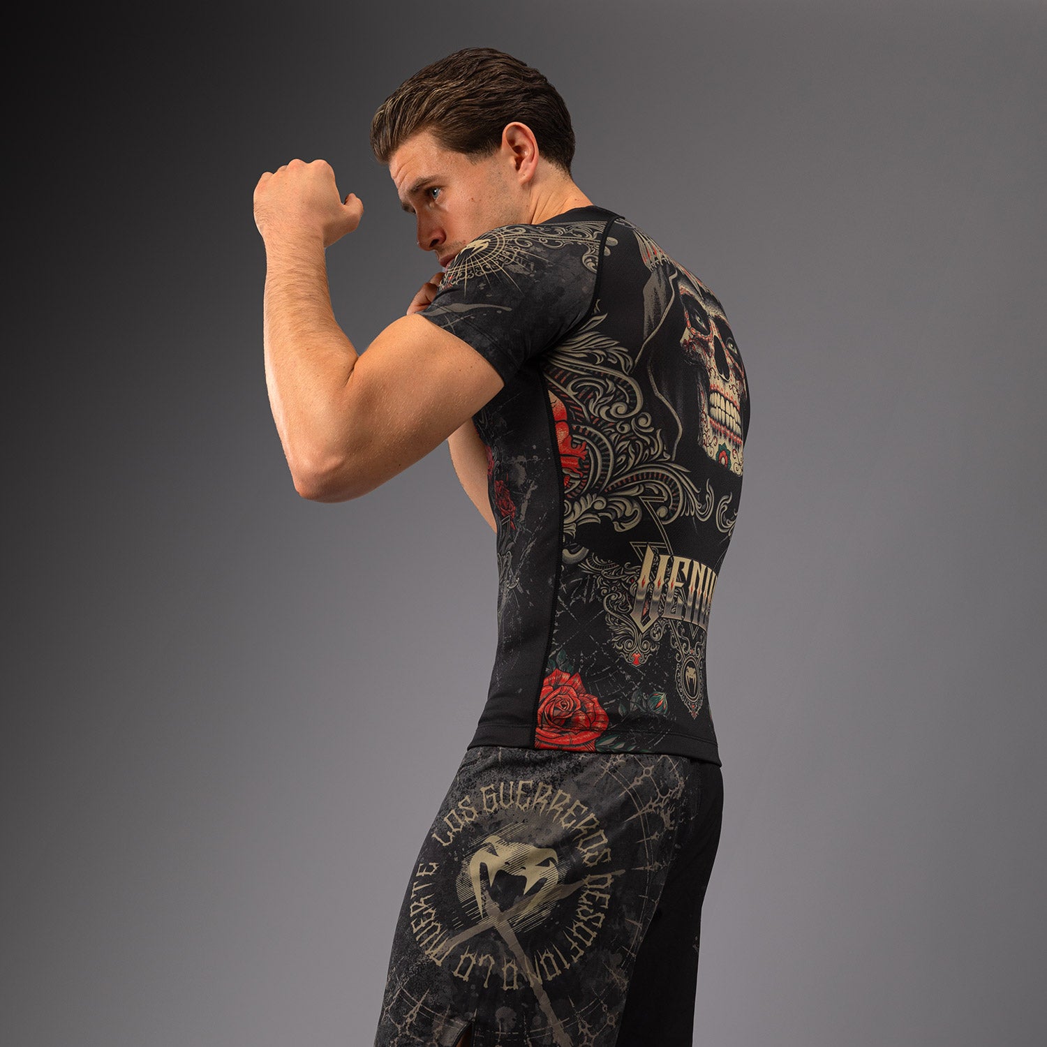 venum-santa-muerte-5-0-rashguard-herren-kurzarm-tiefes-schwarz-gold image 2