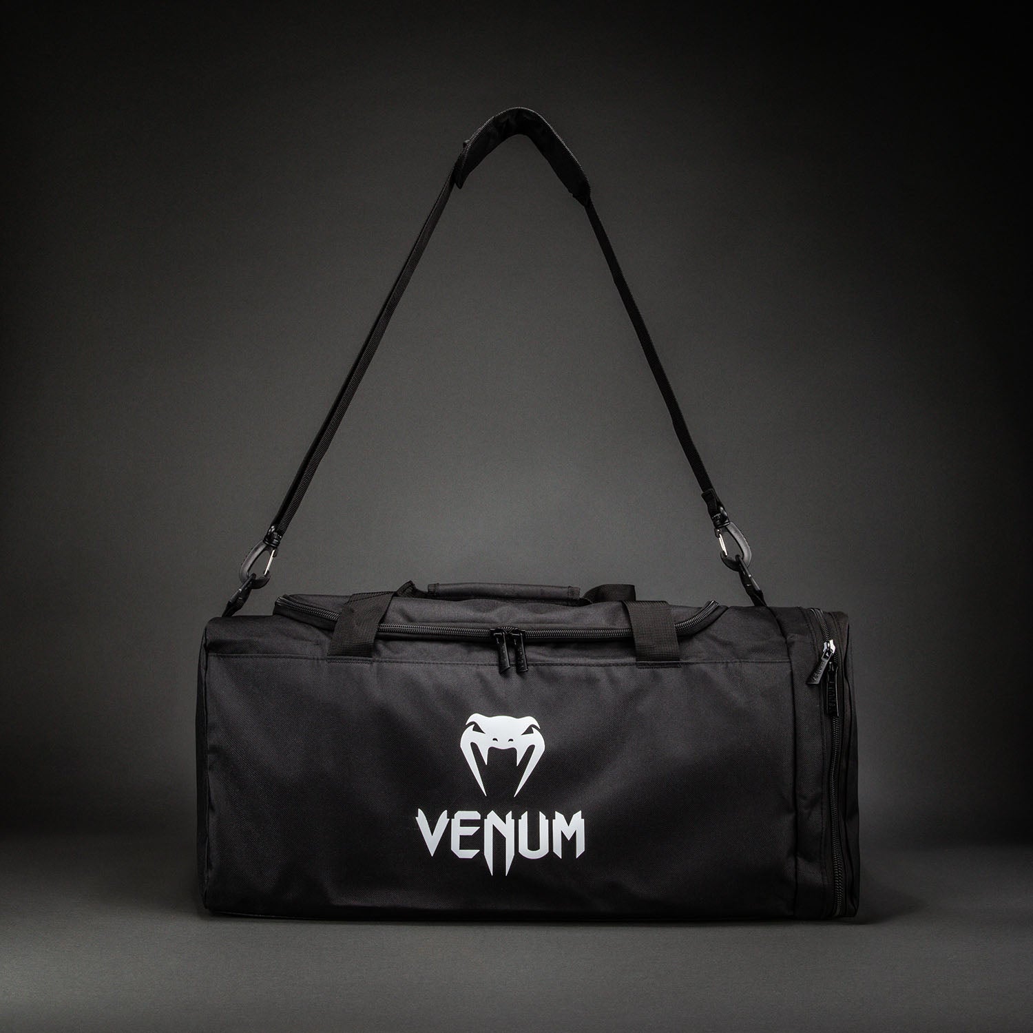 venum-essential-sporttasche-37l-schwarz image 2