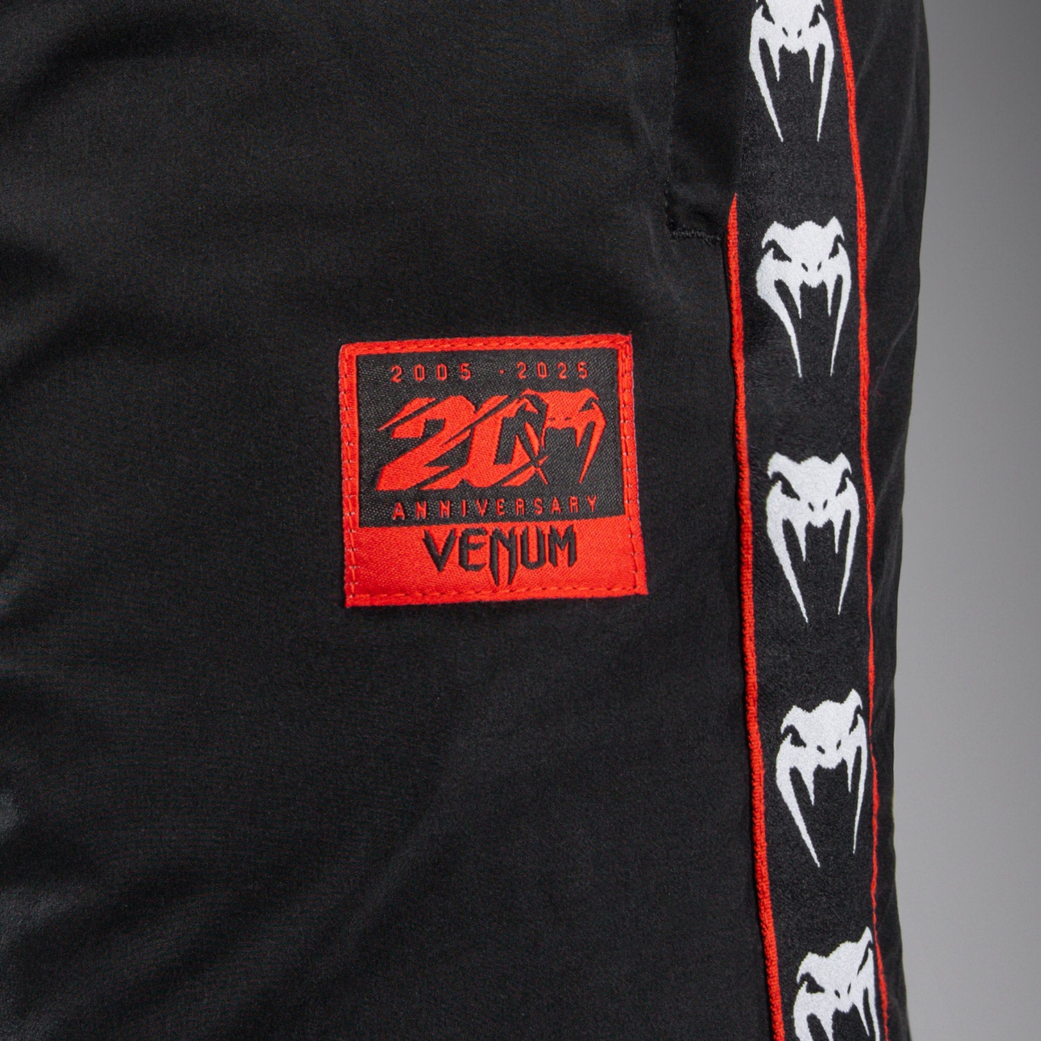 venum-20th-anniversary-jogginghose-schwarz-rot image 5