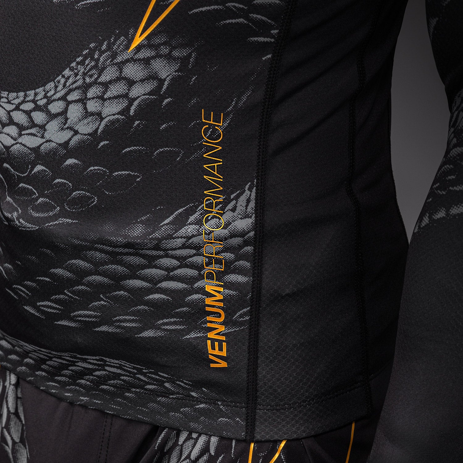 venum-matupa-langarm-rashguard-schwarz-grau-gold image 6