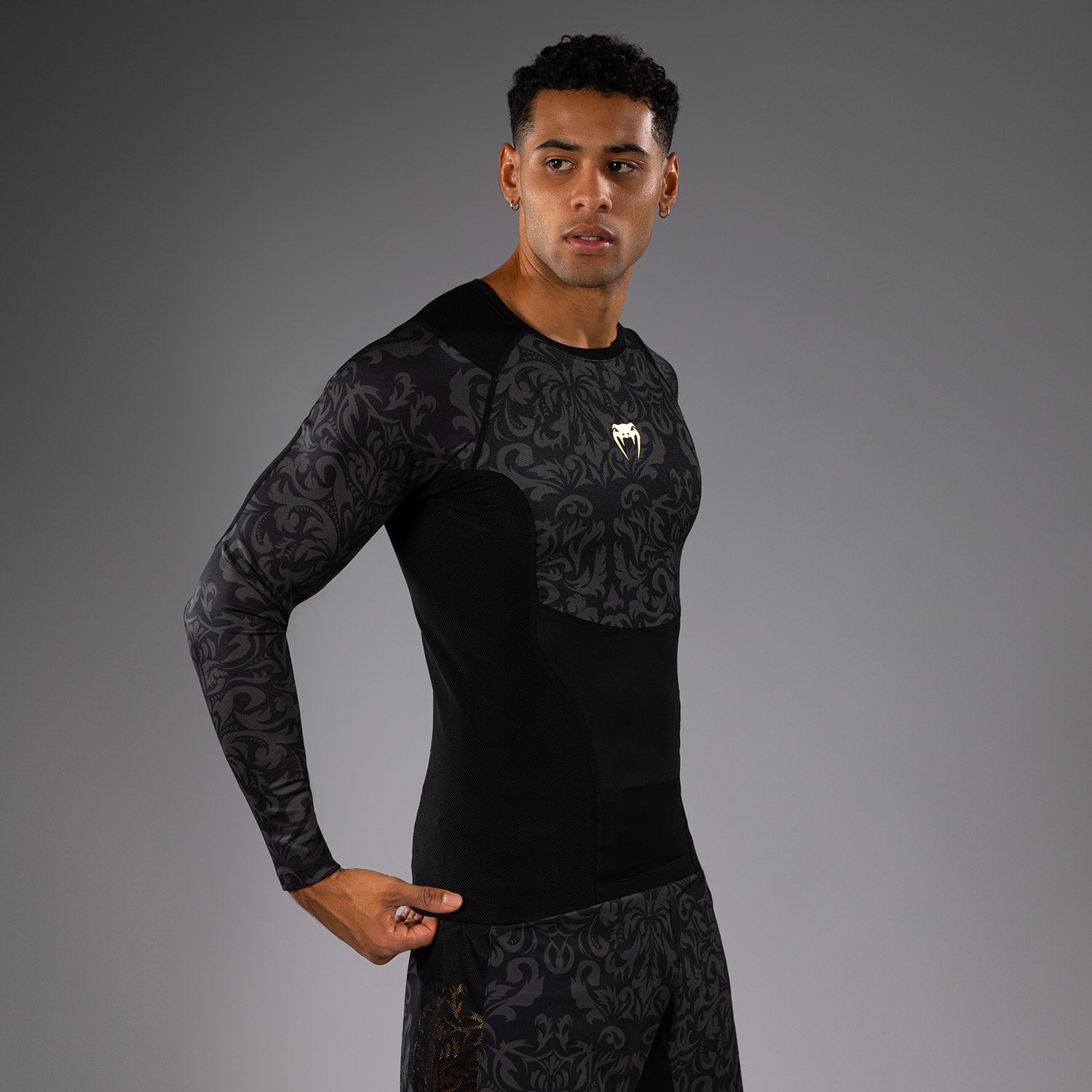 venum-x-topuria-unmatched-edition-langarm-rashguard-herren-schwarz-gold image 3