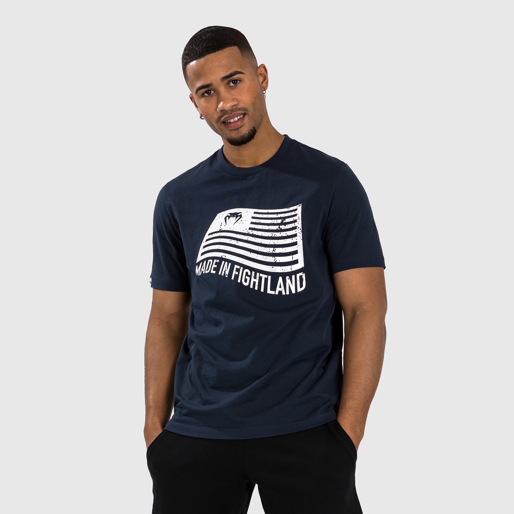 venum-made-in-fightland-t-shirt-herren-marineblau-wei image 2