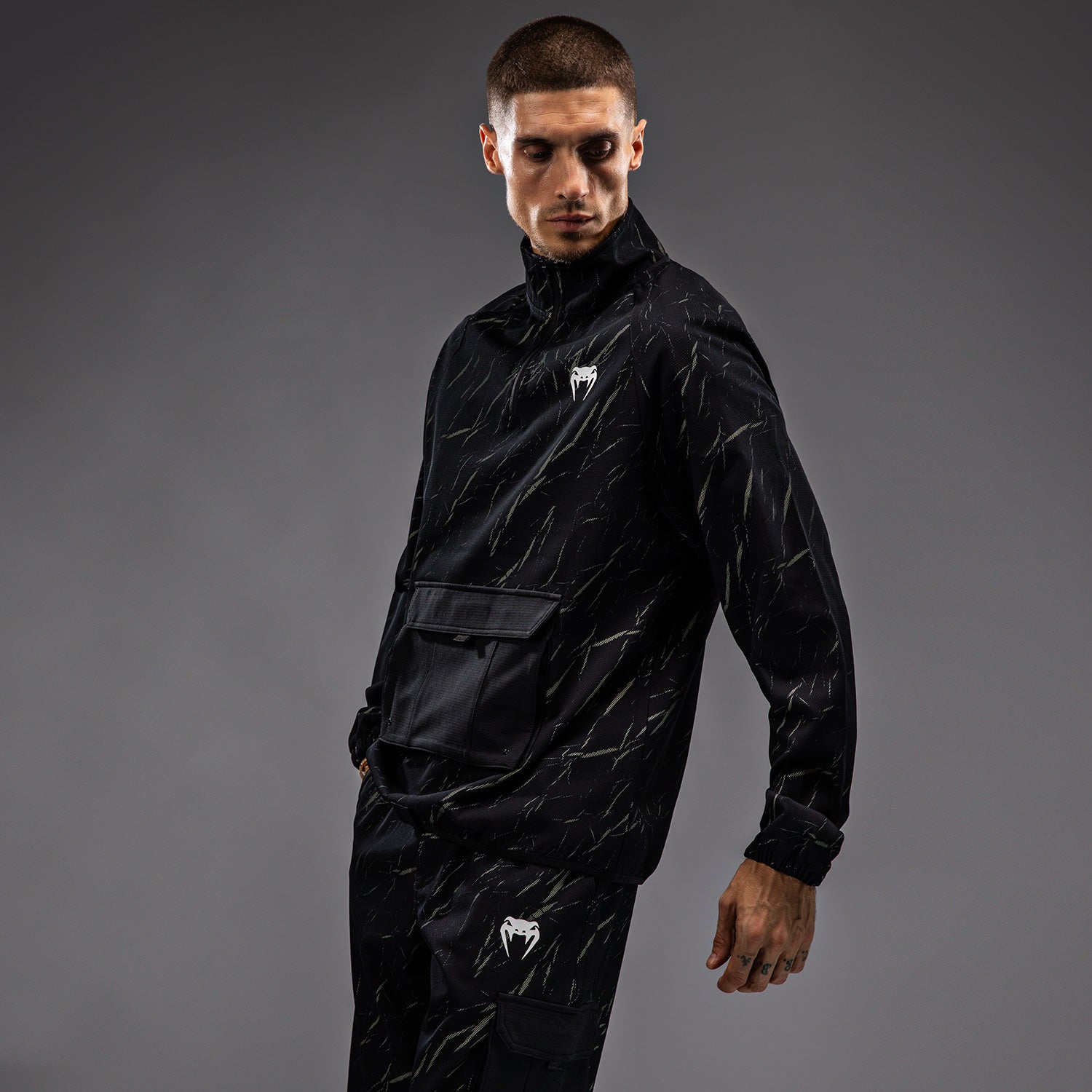 venum-trooper-herren-trainingsanzug-jacke-schwarz-sandstein image 2