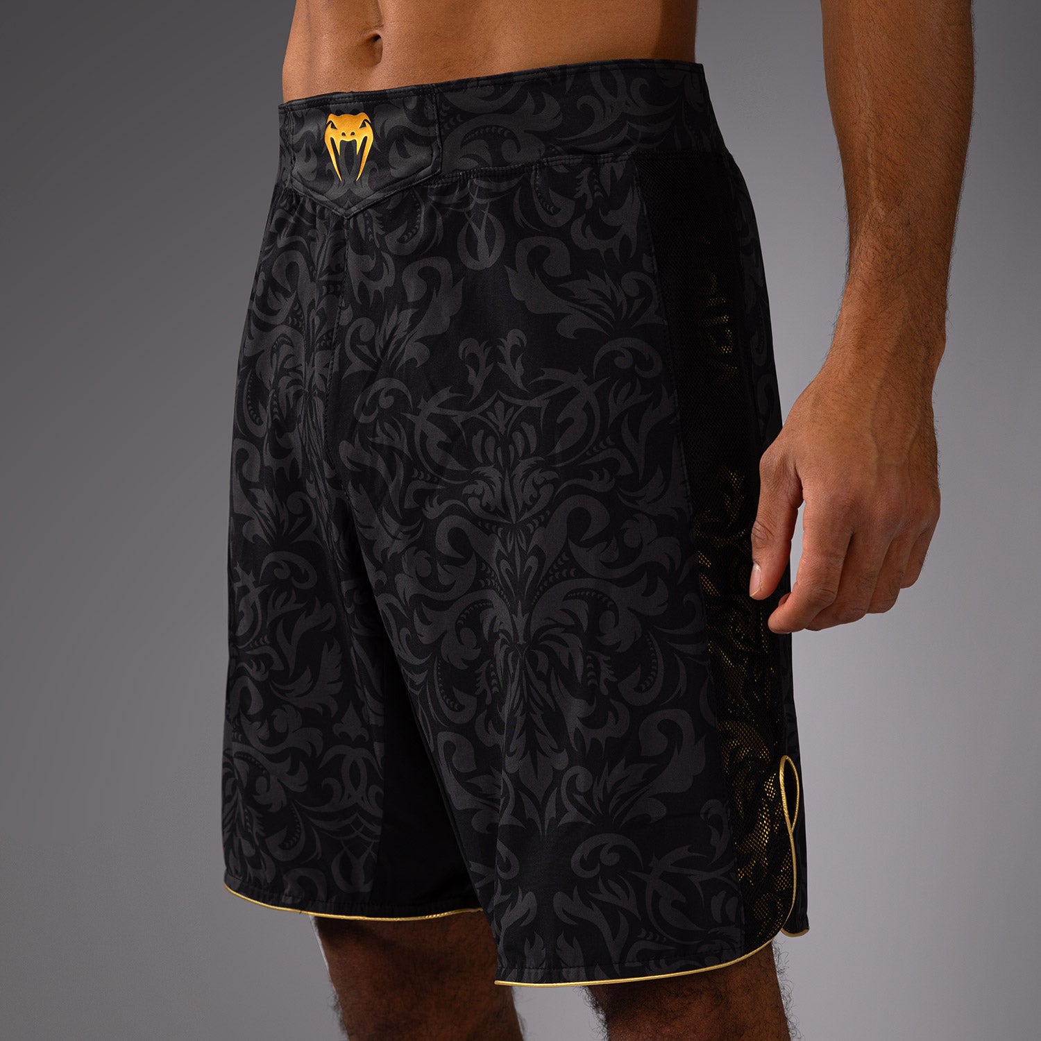 venum-x-topuria-unmatched-edition-kampfshorts-schwarz-gold-herren image 5