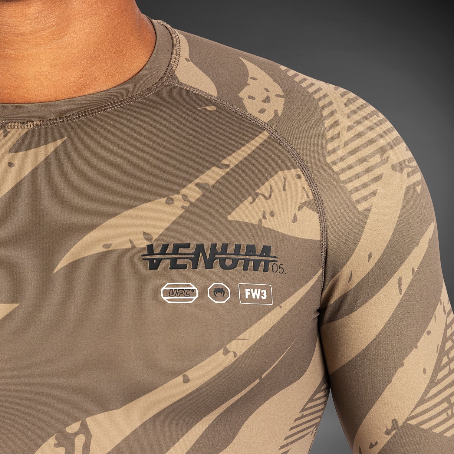 ufc-adrenaline-by-venum-fight-week-performance-rashguard-langarm-desert-camo image 5