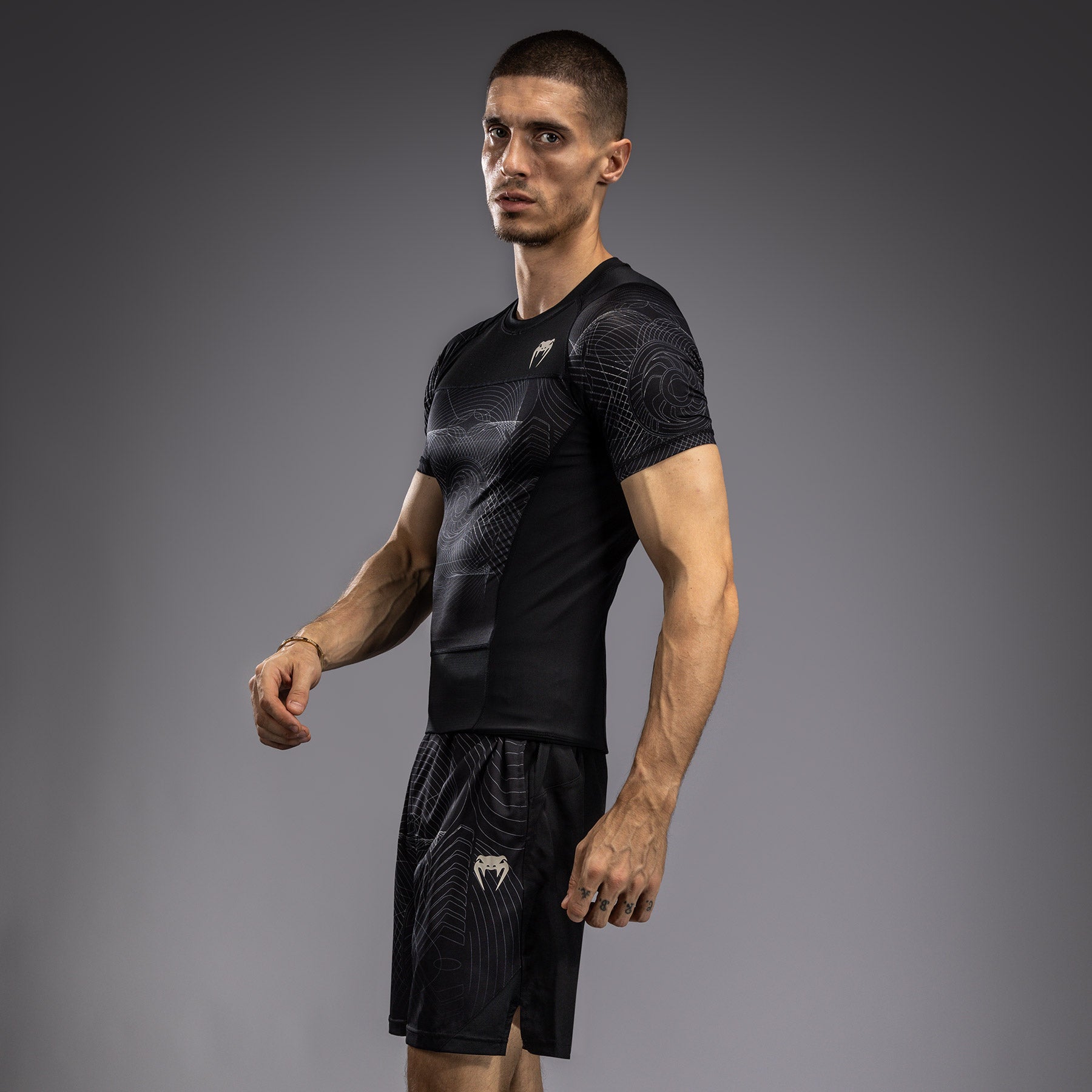 venum-g-fit-air-herren-kurzarm-rashguard-tiefschwarz-w-stensand image 2