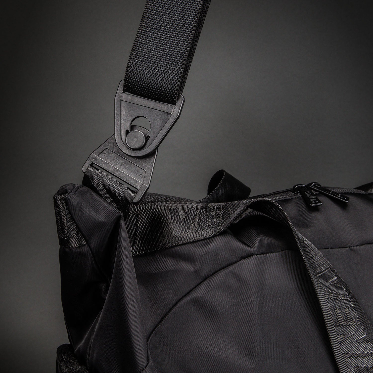 venum-essential-sporttasche-tote-bag-schwarz image 6