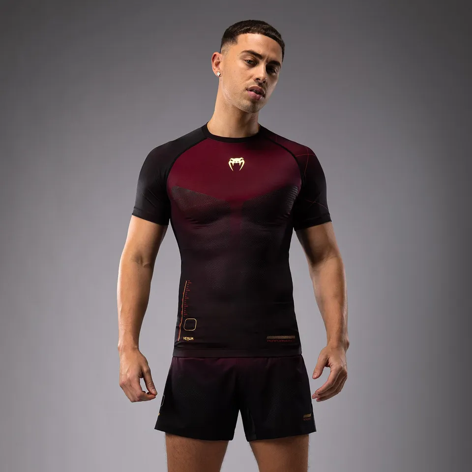venum-tactical-xt-kurzarm-rashguard-f-r-m-nner-schwarz-burgund-gold image 1