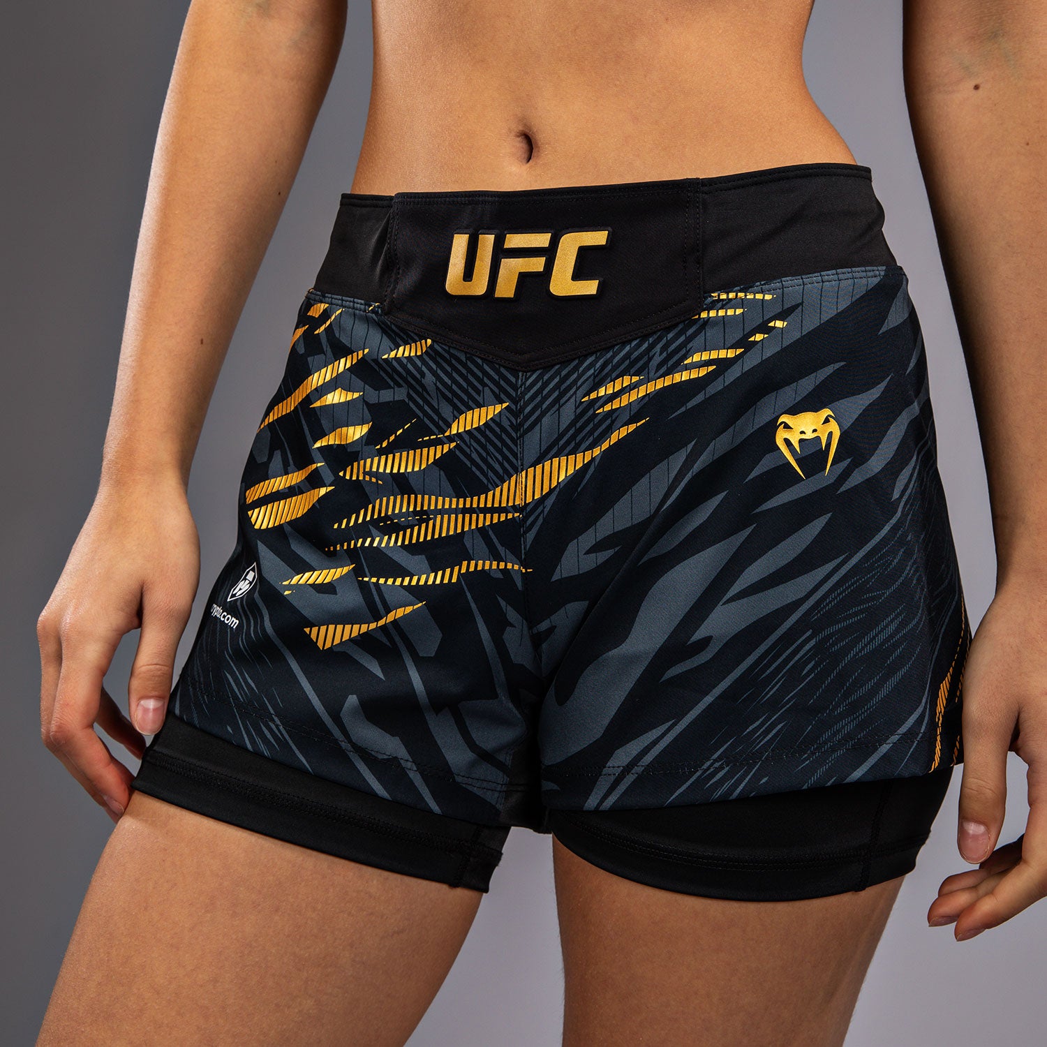 venum-ufc-fusion-authentic-fight-night-damen-fight-short-champion-schwarz-gold image 7