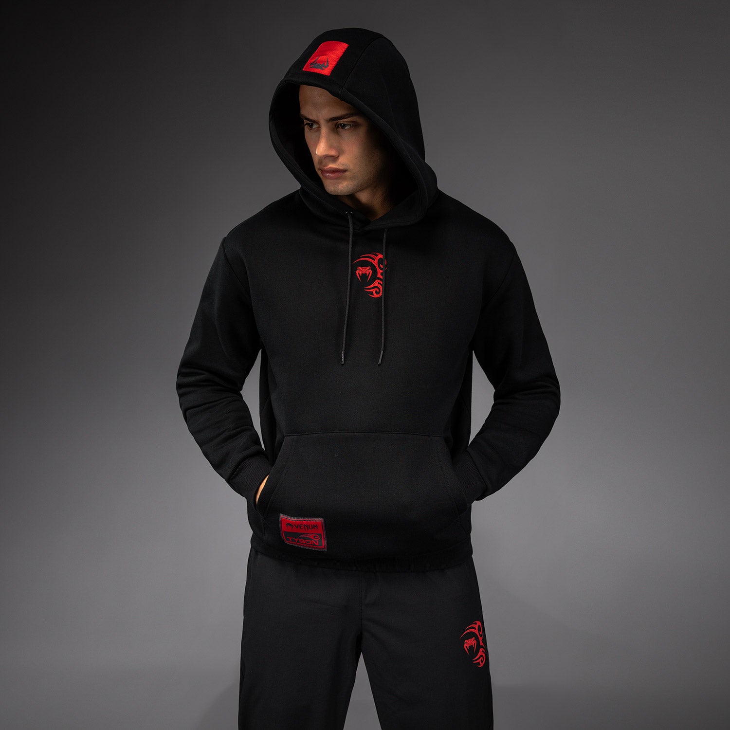 venum-x-mike-tyson-tiger-hoodie-tiefschwarz-intensivrot image 2