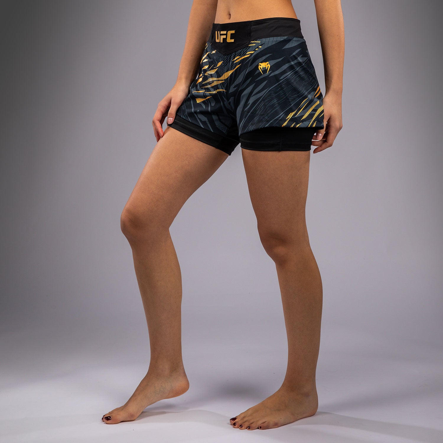 venum-ufc-fusion-authentic-fight-night-damen-fight-short-champion-schwarz-gold image 3