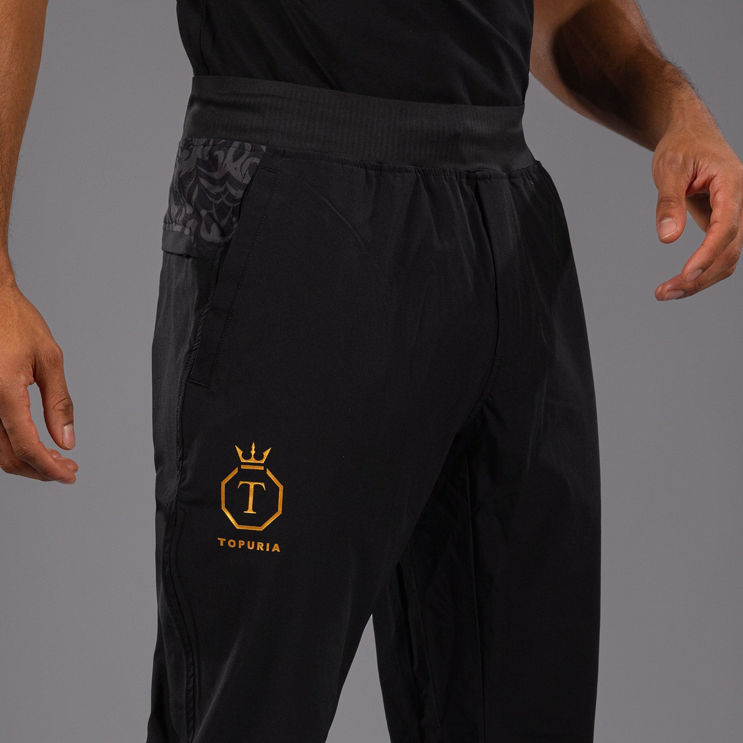 venum-x-topuria-unmatched-edition-jogginghose-schwarz-gold image 7