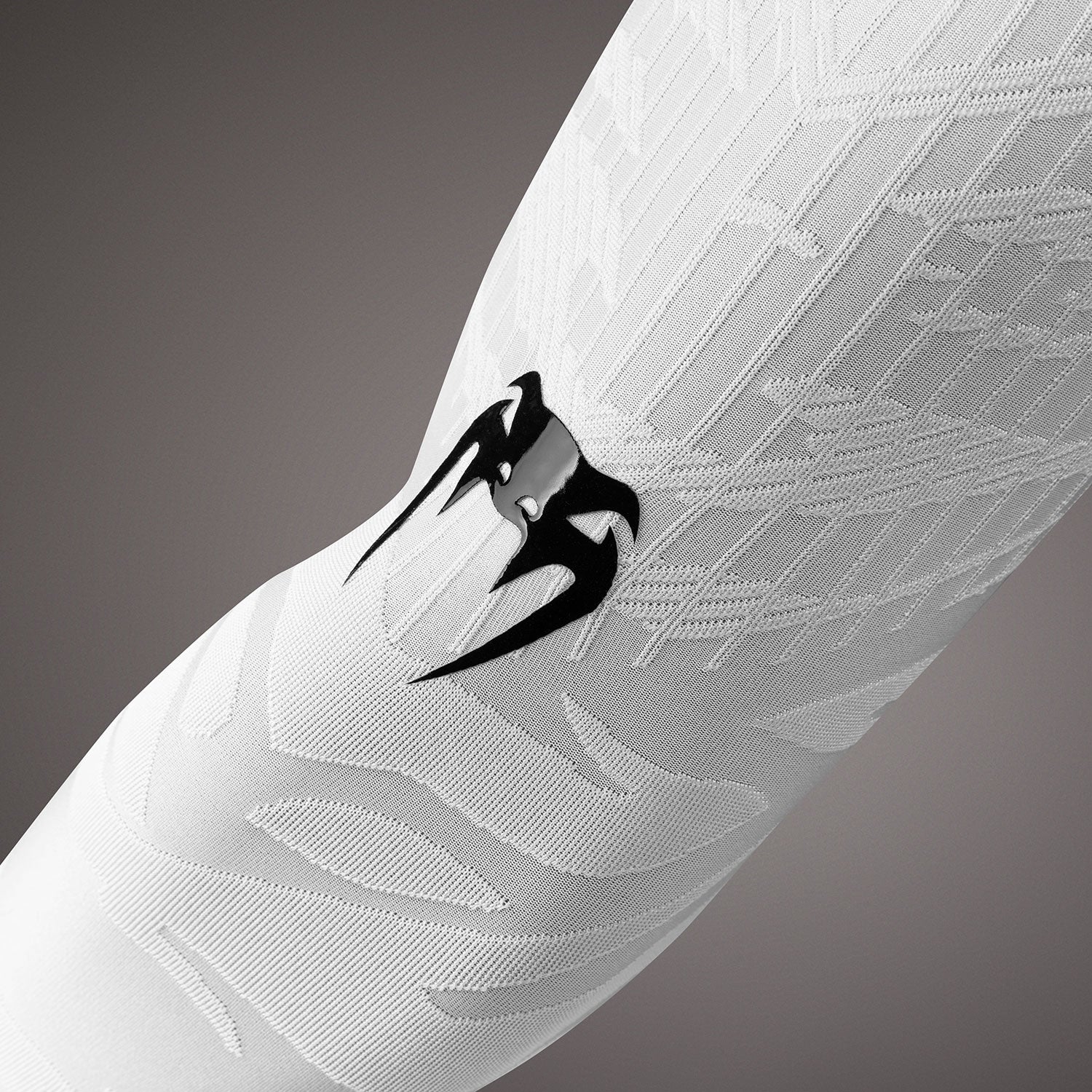venum-elite-armsleeves-kompressions-rmel-wei-schwarz-2er-pack image 3