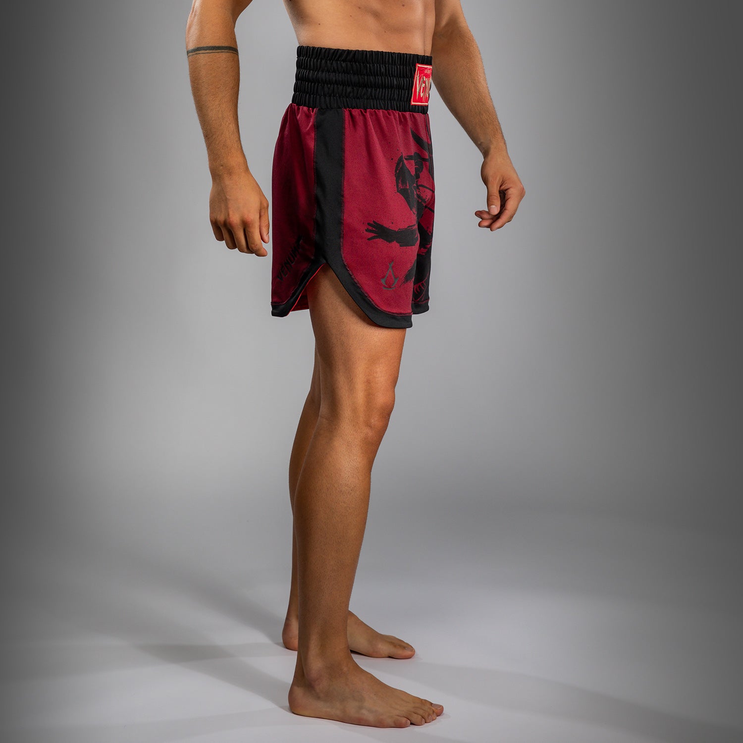 venum-x-assassin-s-creed-shadows-herren-boxershorts-burgunder-schwarz image 2