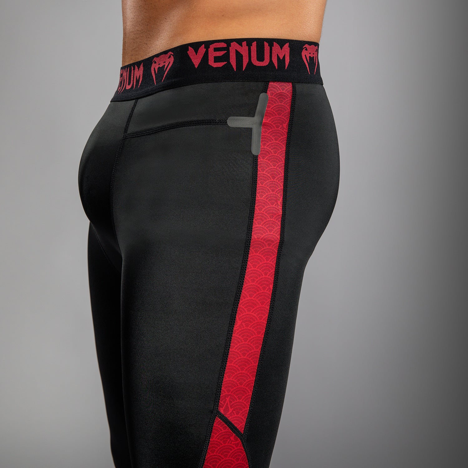 venum-x-assassin-s-creed-shadows-herren-spats-burgunder-schwarz image 5