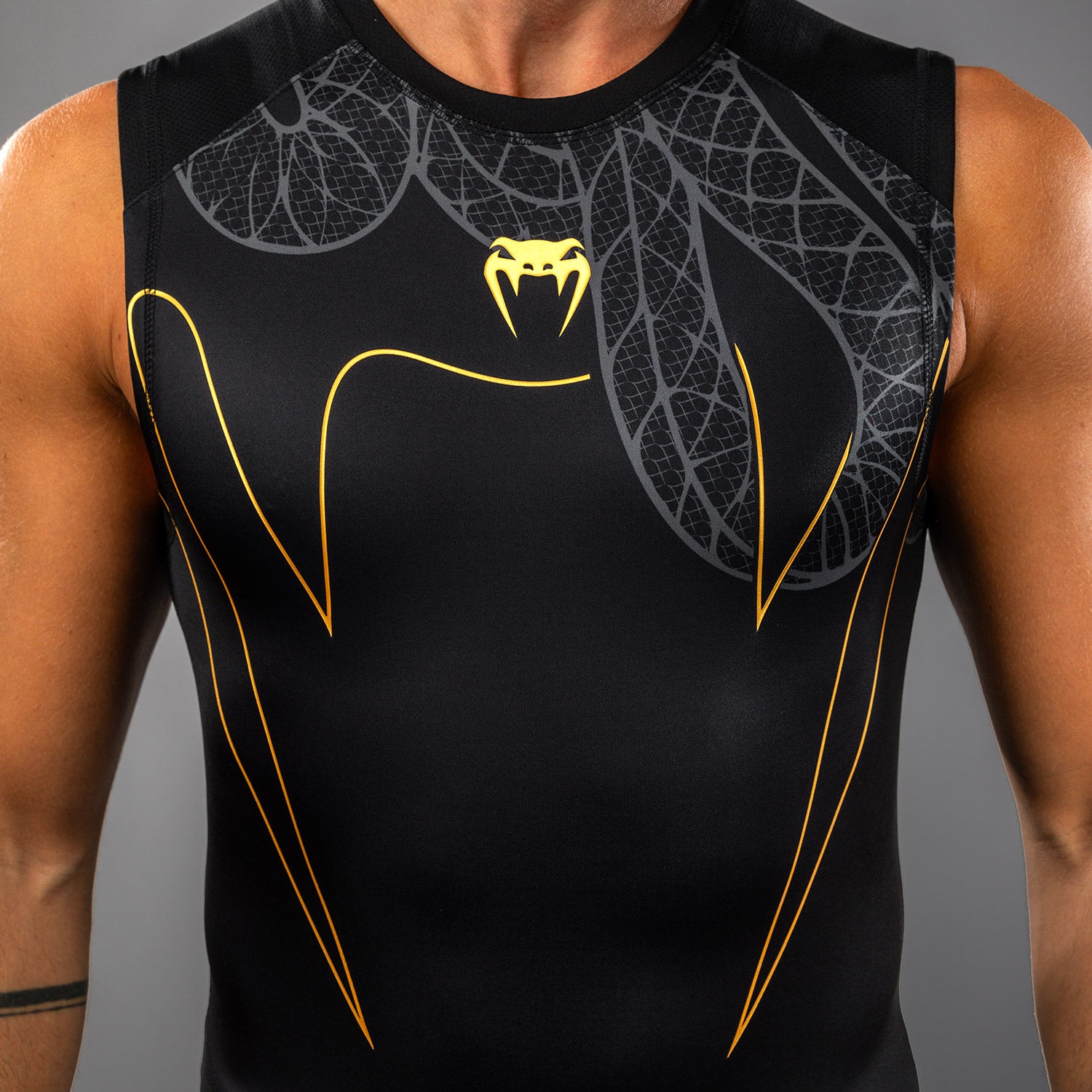 venum-serpenti-rmelloses-rashguard-herren-schwarz-silber-gold image 4