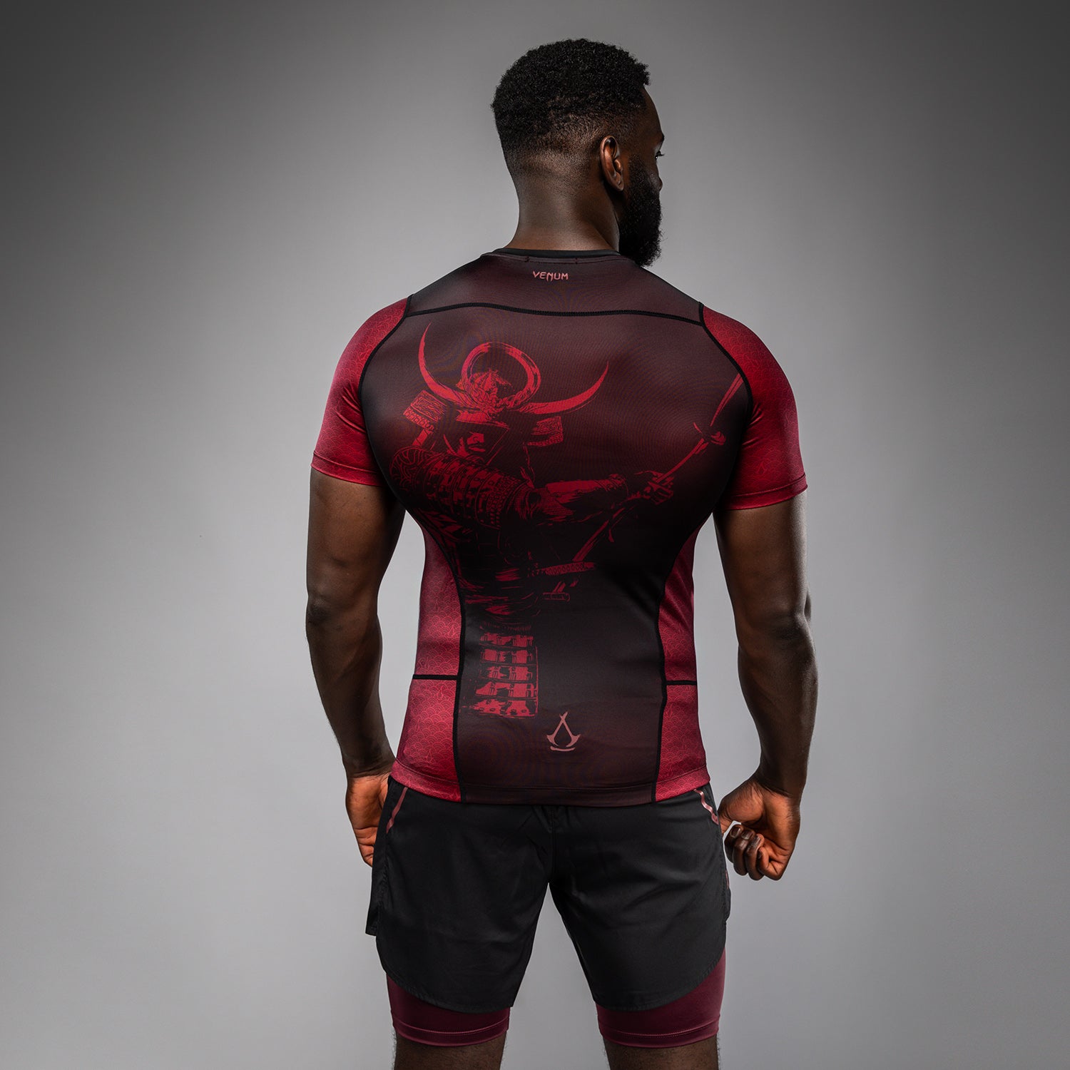 venum-x-assassin-s-creed-shadows-herren-rashguard-kurzarm-burgunder-schwarz image 1