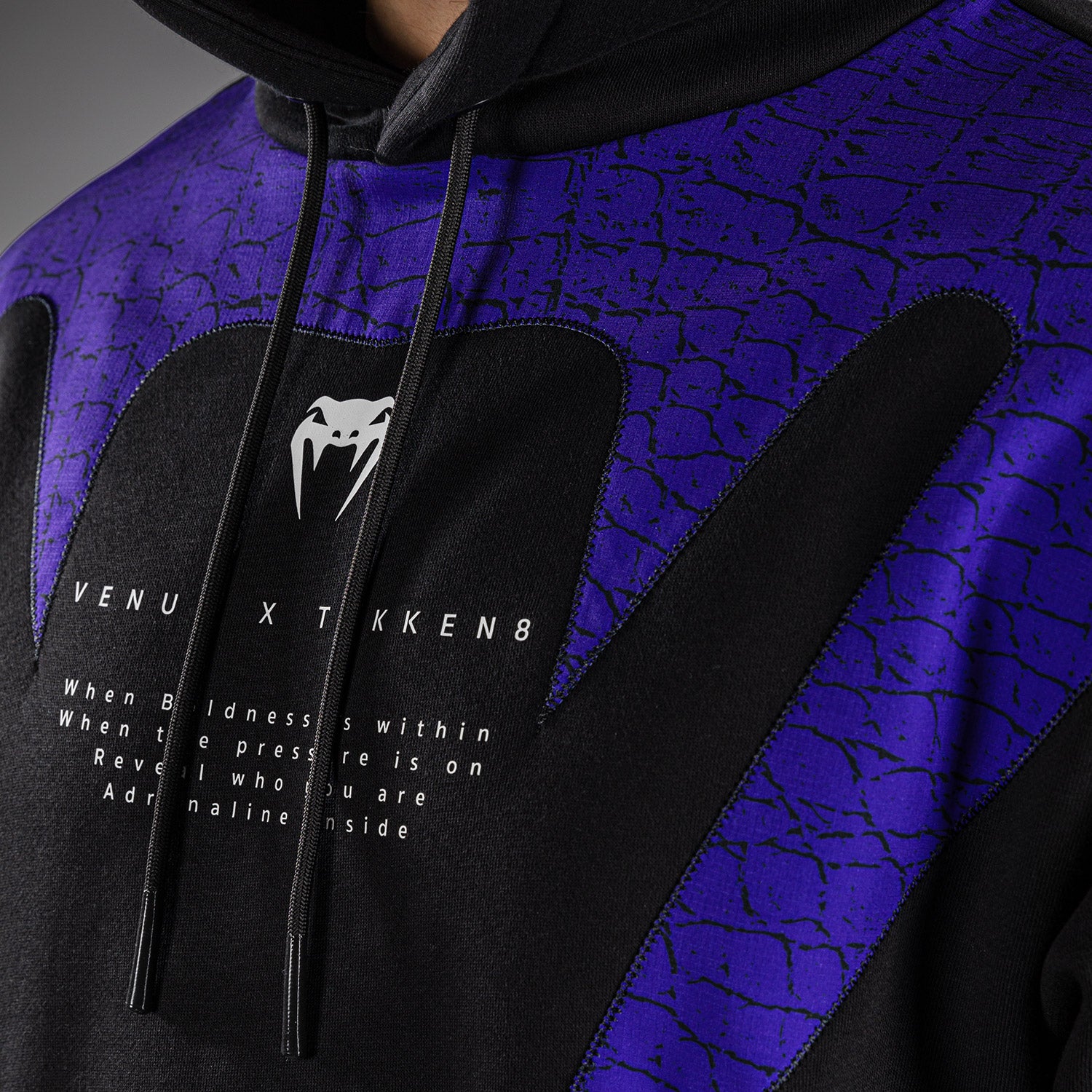 venum-x-tekken-8-kapuzenpullover-kazuya-schwarz-lila image 4