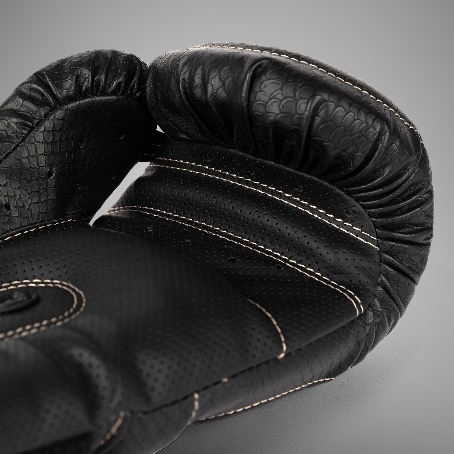 venum-impact-evo-scales-boxhandschuhe-schwarz image 6
