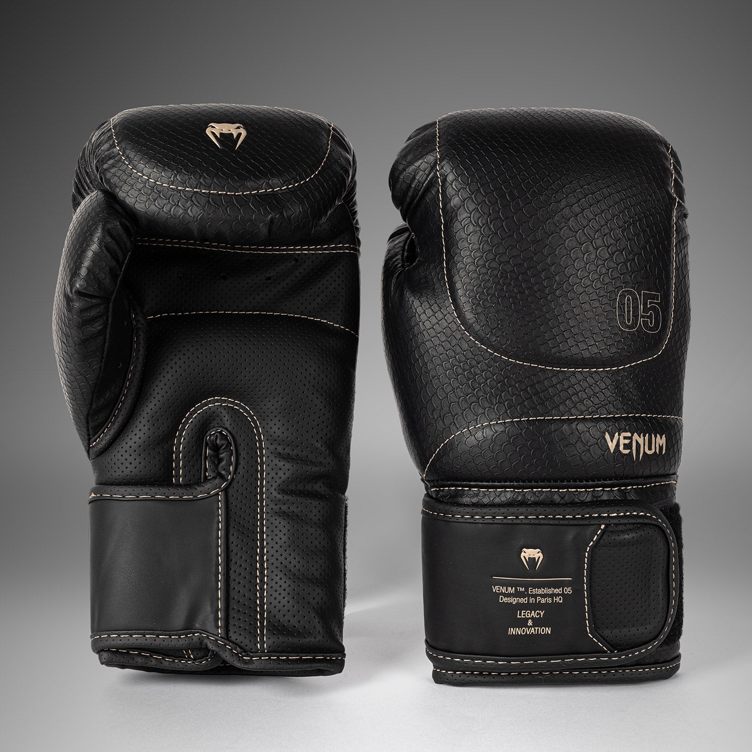 venum-impact-evo-scales-boxhandschuhe-schwarz image 1