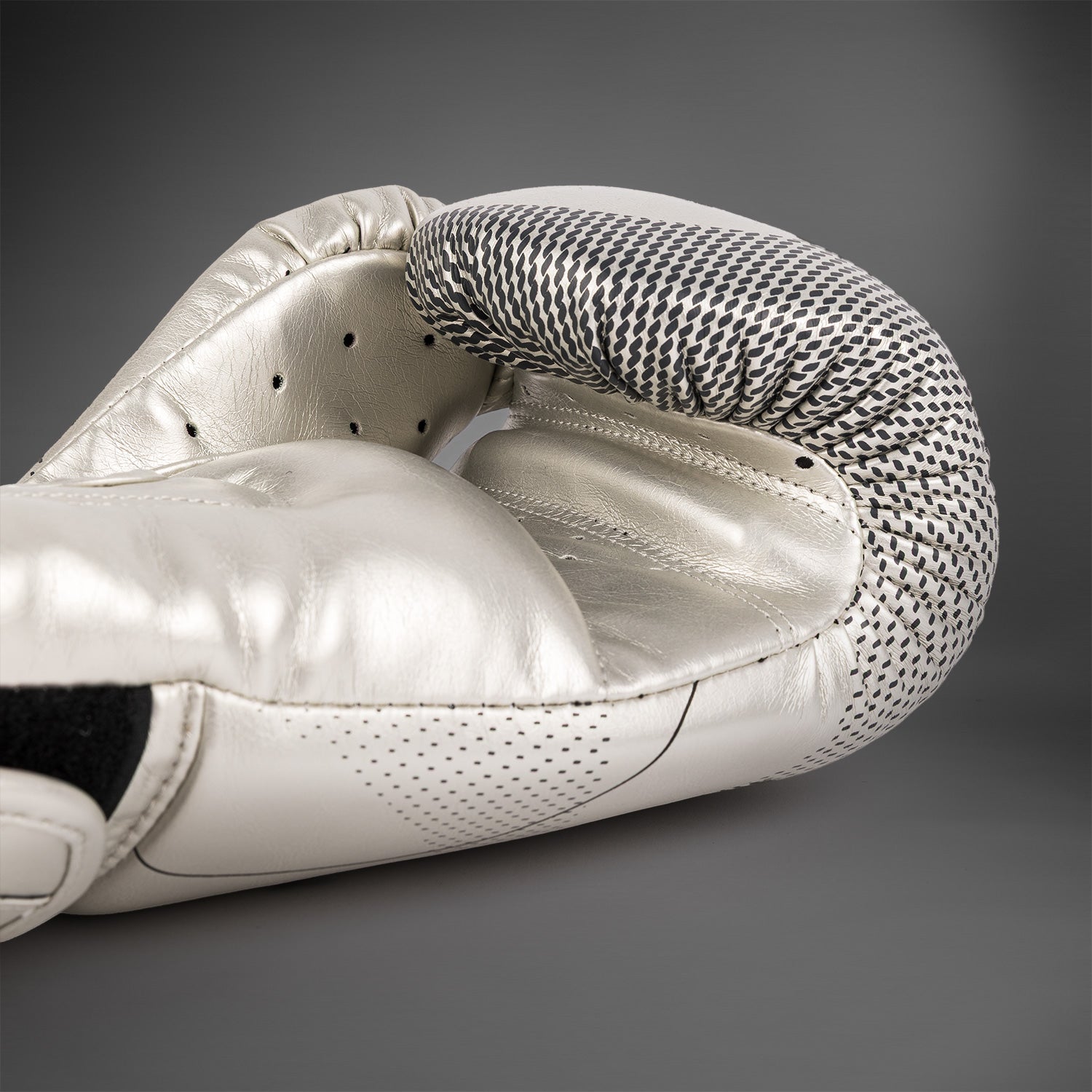 venum-nexus-boxhandschuhe-klettverschluss-silber-schwarz image 5