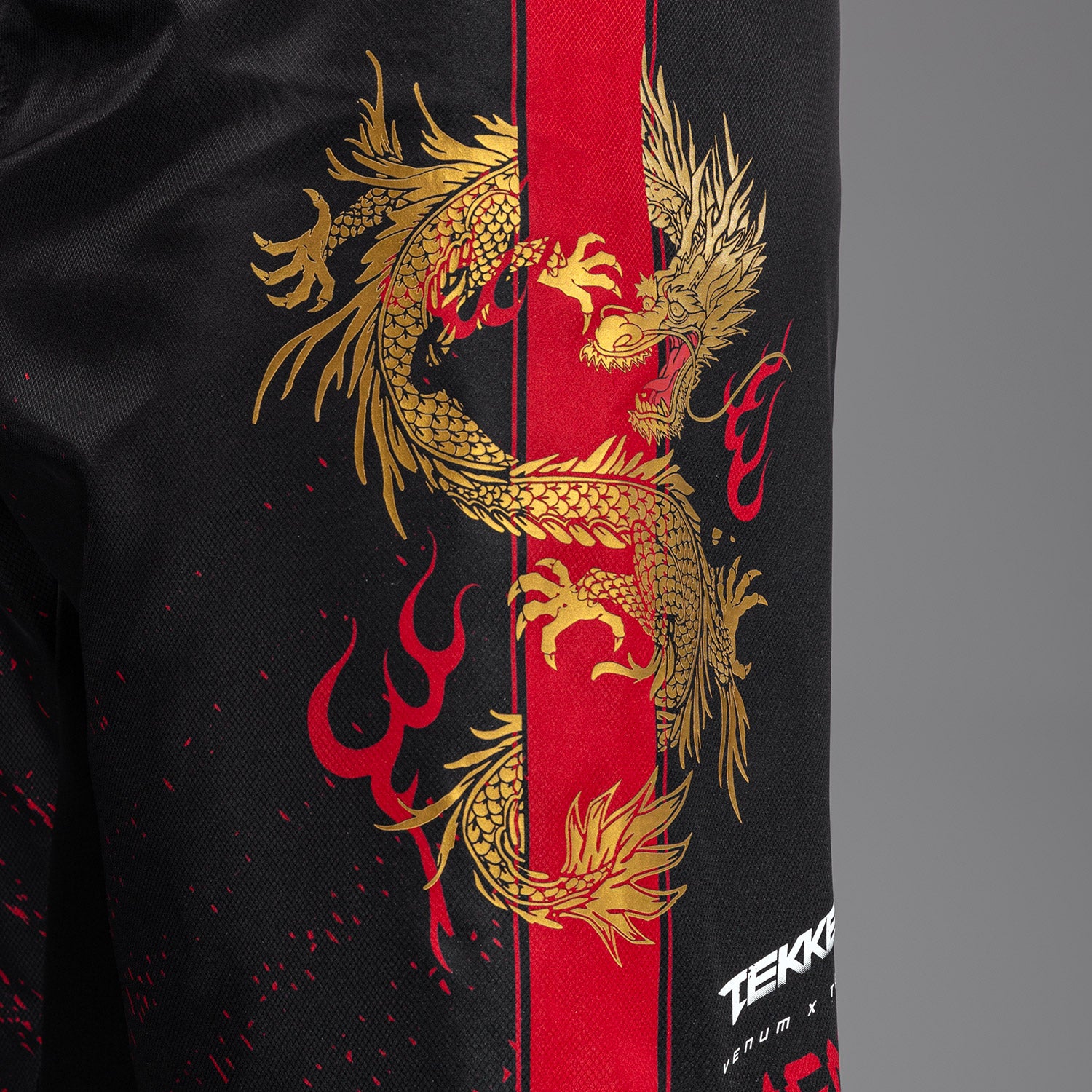 venum-x-tekken-8-marshall-law-fight-shorts-schwarz-rot-gold image 6