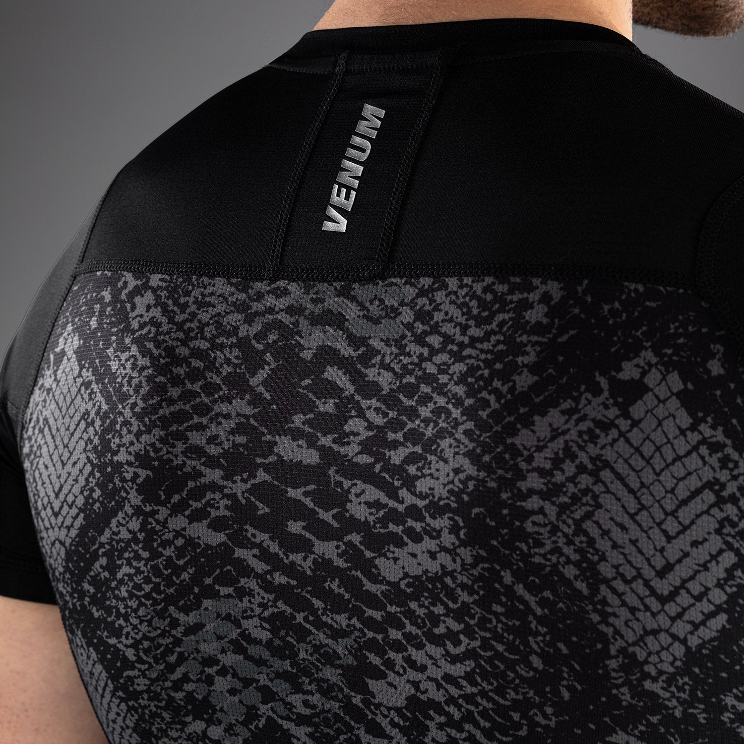 venum-g-fit-scales-kurzarm-rashguard-herren-schwarz-anthrazitgrau image 6