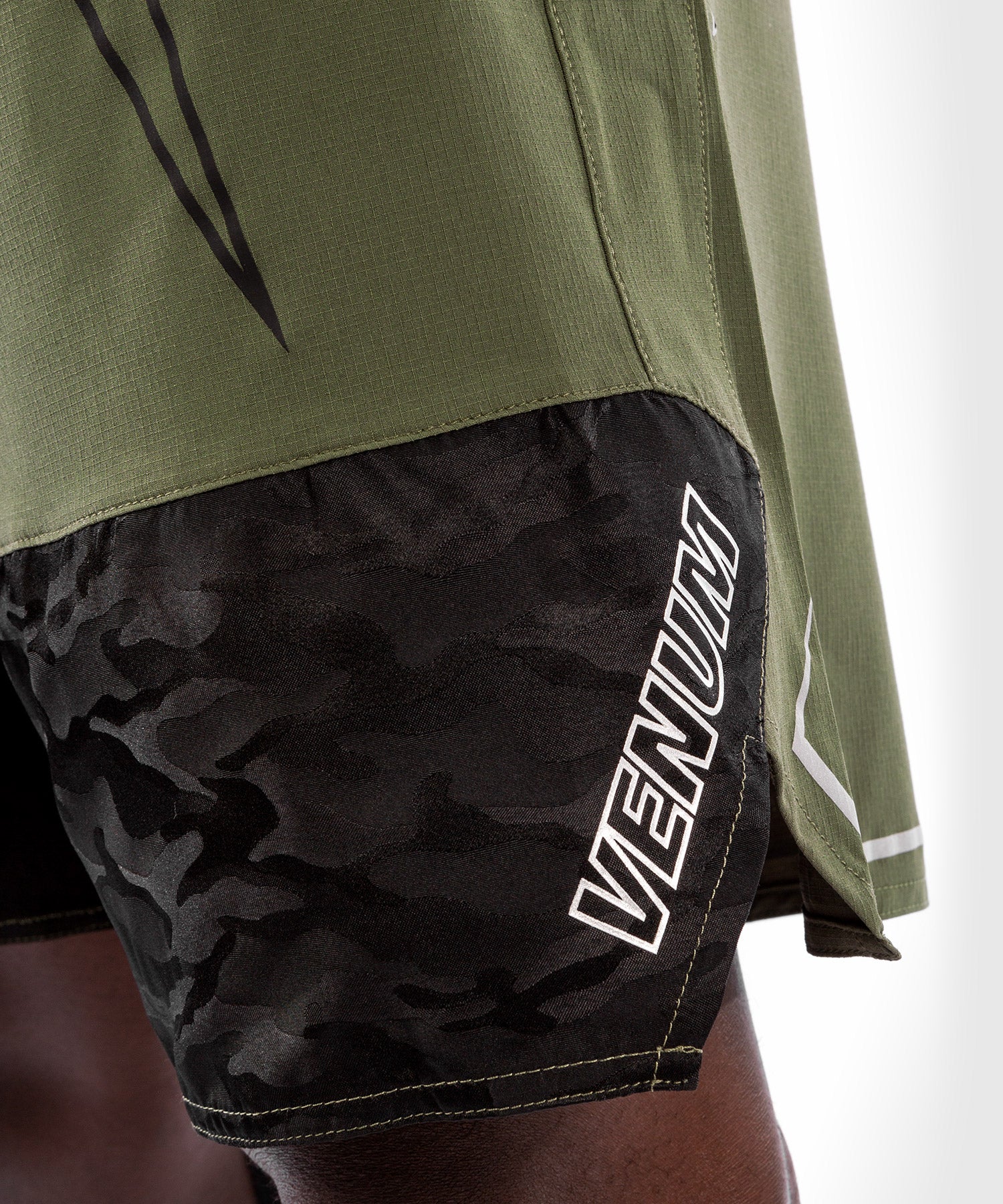 venum-light-4-0-fightshorts-khaki-silber image 6