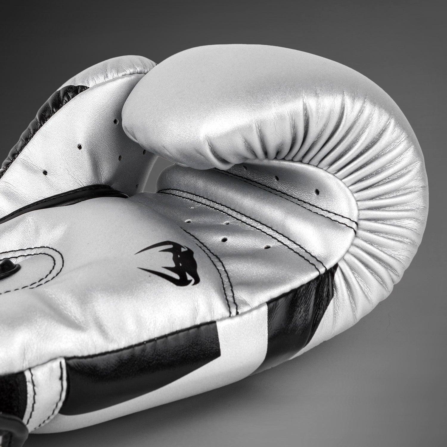 venum-elite-boxhandschuhe-silber-schwarz image 6