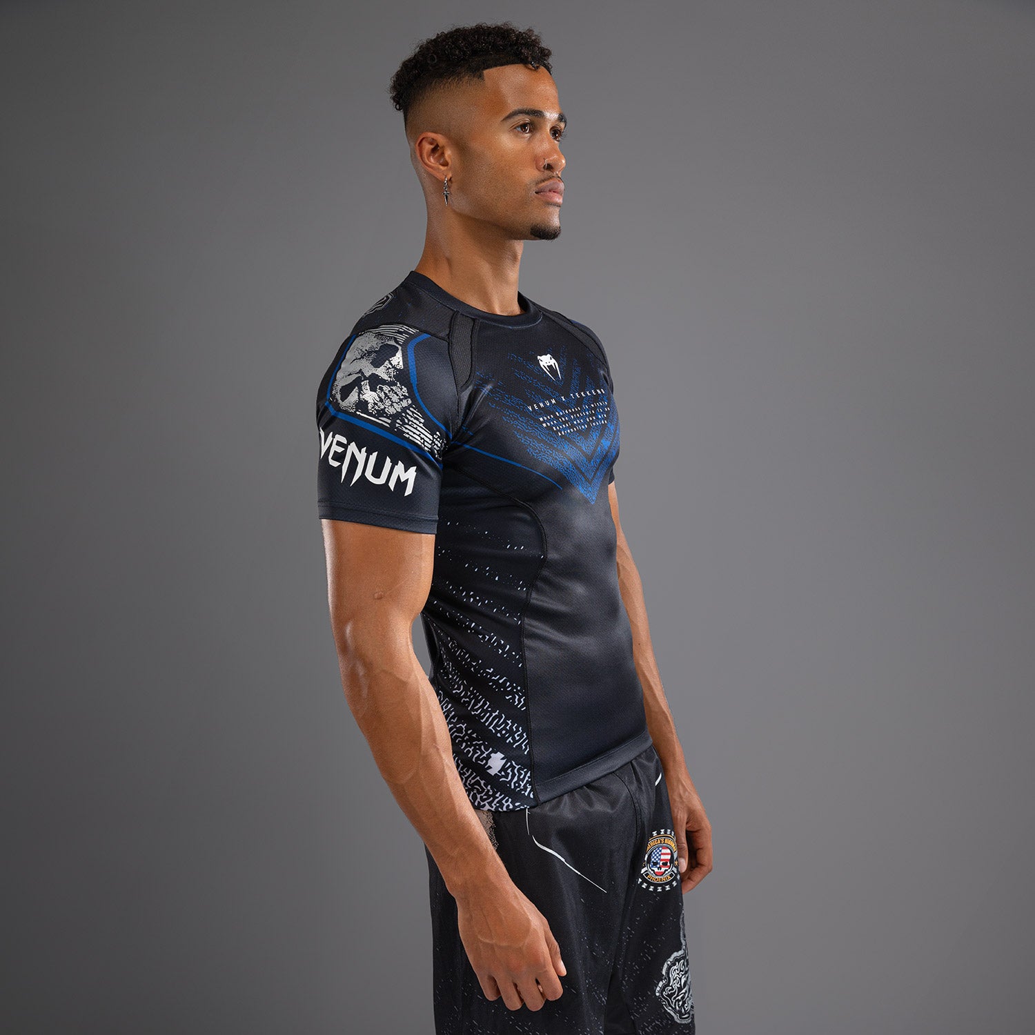 venum-x-tekken-8-paul-phoenix-rashguard-kurzarm-schwarz-blau image 4