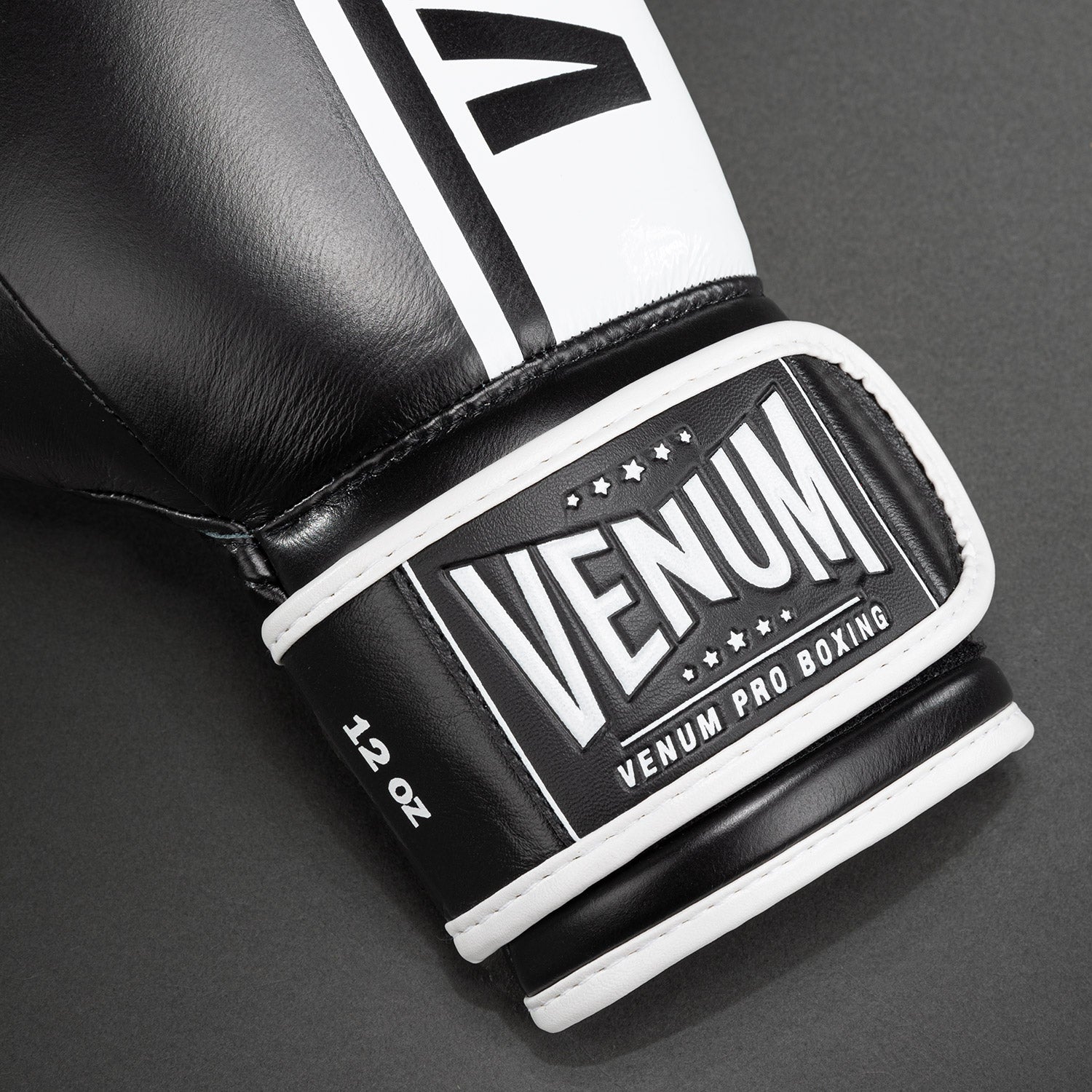 venum-shield-pro-boxhandschuhe-mit-klettverschluss-schwarz-wei image 3