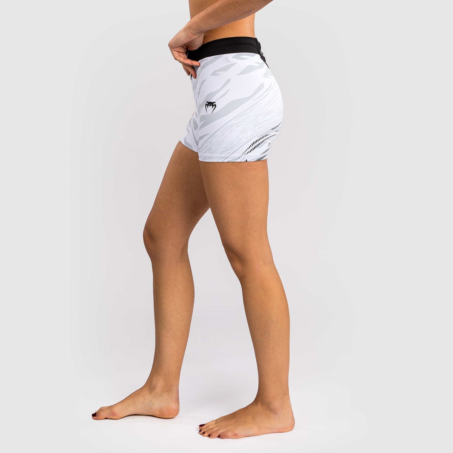 ufc-fusion-by-venum-authentic-fight-night-vale-tudo-short-damen-weiss-short-fit image 2