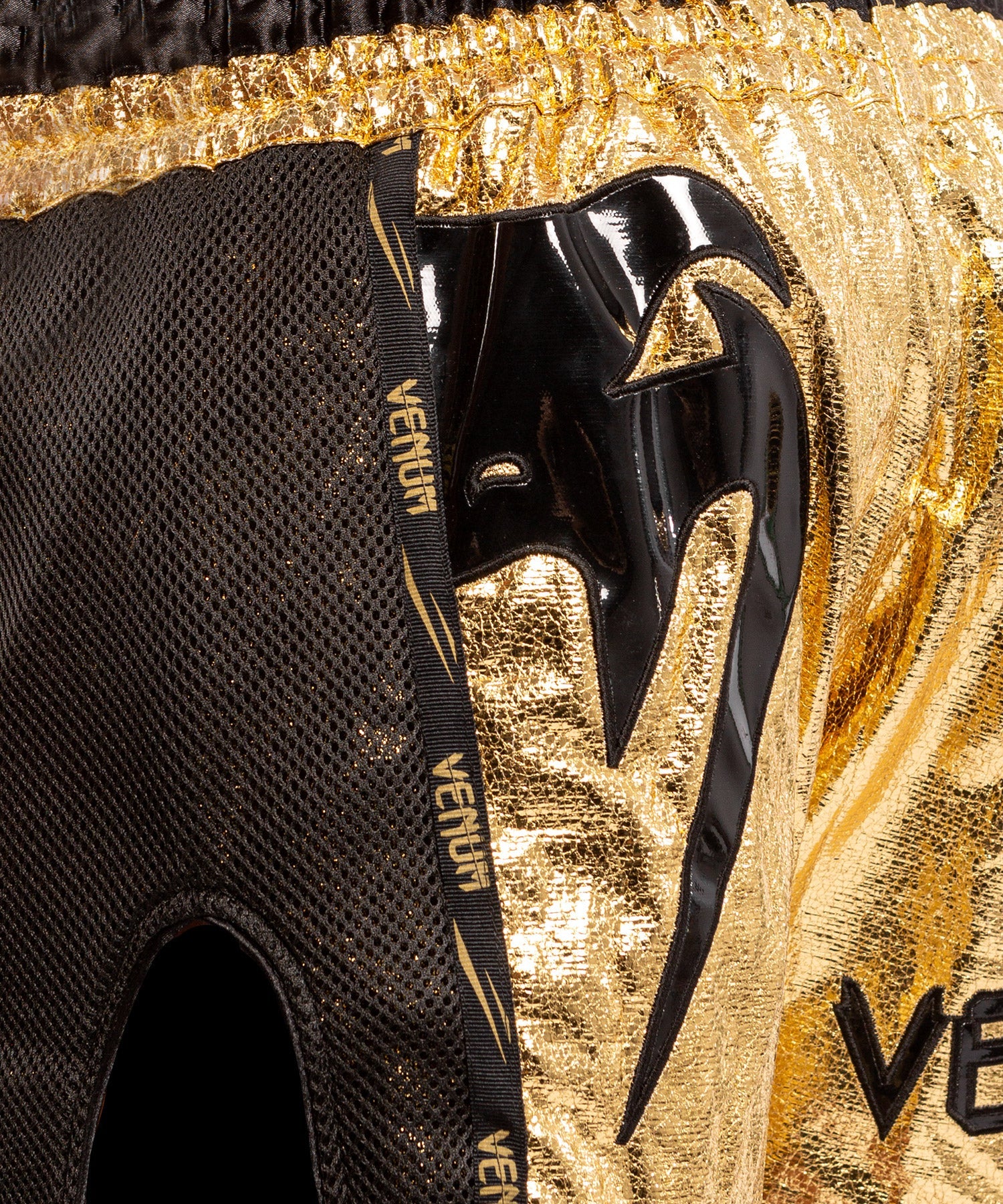 venum-giant-foil-muay-thai-shorts-gold-schwarz-thaibox-shorts image 4