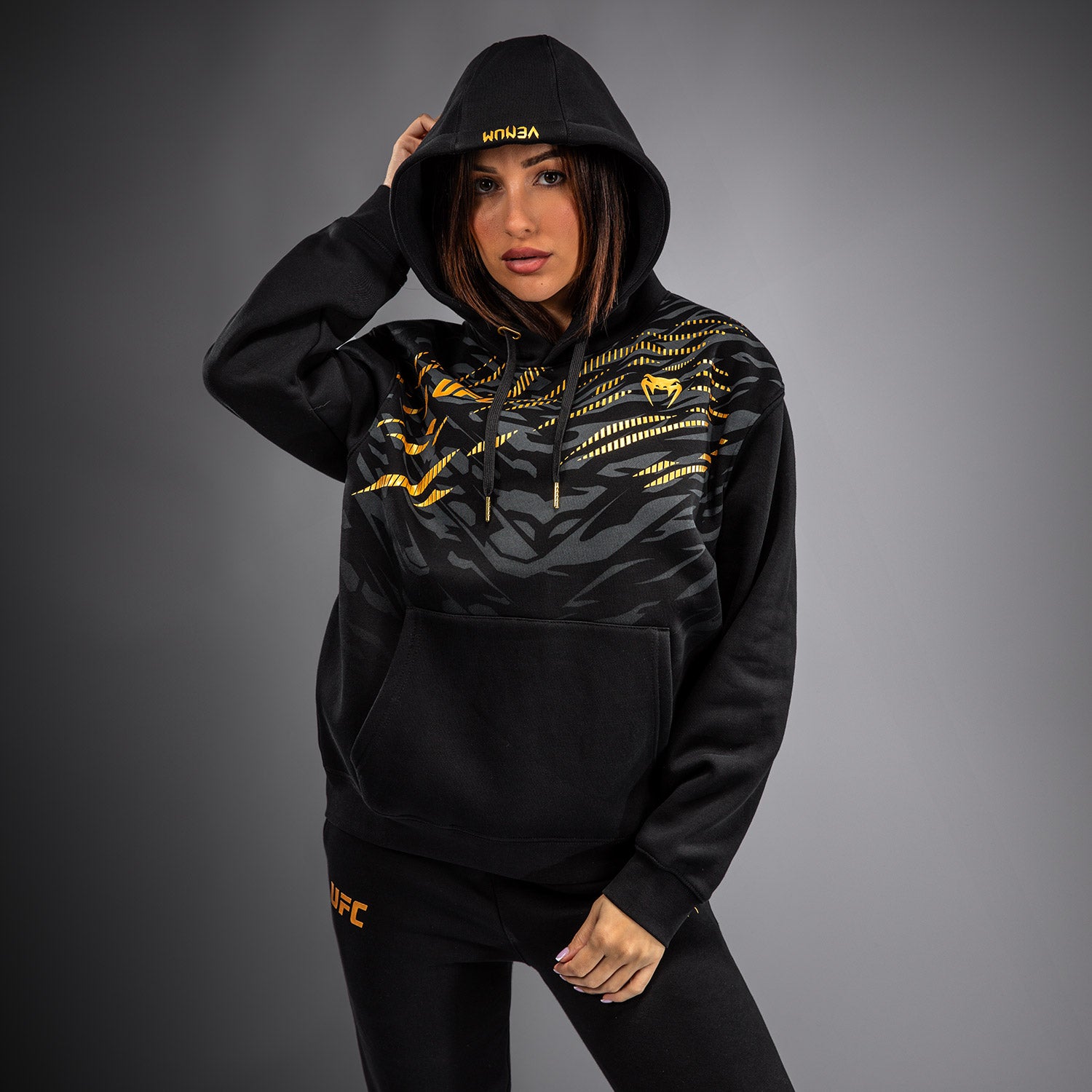 venum-ufc-fusion-by-venum-replica-hoodie-damen-champion-schwarz-gold image 4