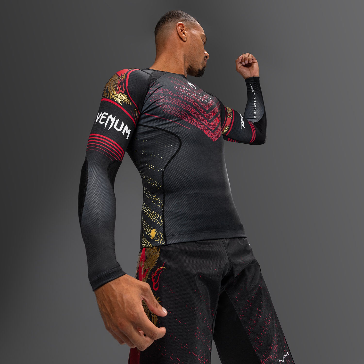 venum-x-tekken-8-marshall-law-rashguard-schwarz-rot-gold image 4