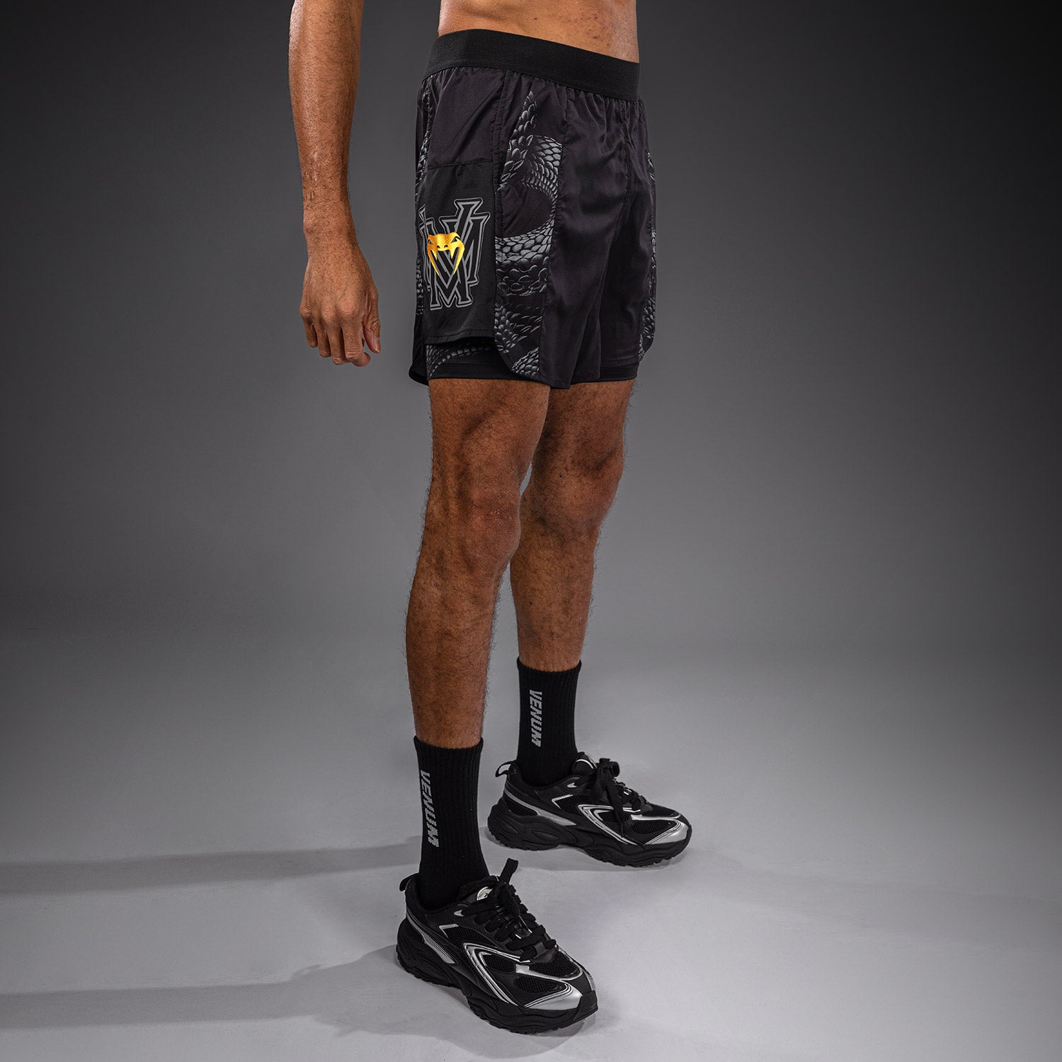 venum-matupa-trainingsshorts-2-in-1-schwarz-grau-gold image 2