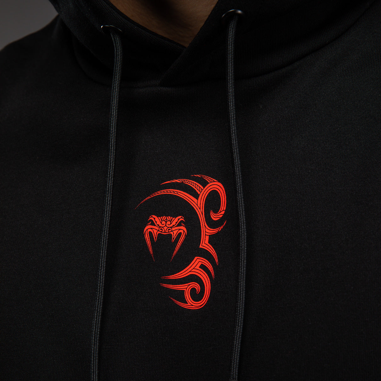 venum-x-mike-tyson-tiger-rmelloser-hoodie-herren-tiefschwarz-intensivrot image 5