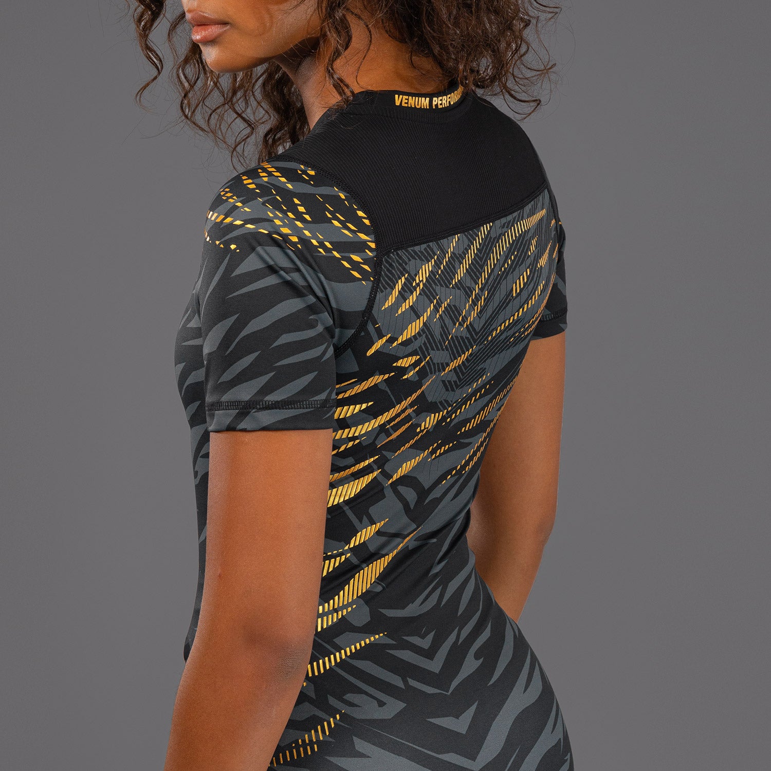 ufc-fusion-by-venum-authentic-fight-night-damen-rashguard-kurzarm-champion image 6