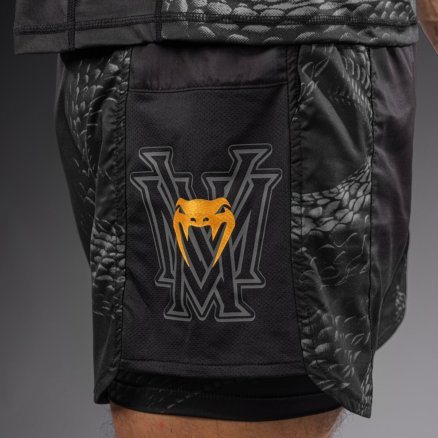 venum-matupa-trainingsshorts-2-in-1-schwarz-grau-gold image 5