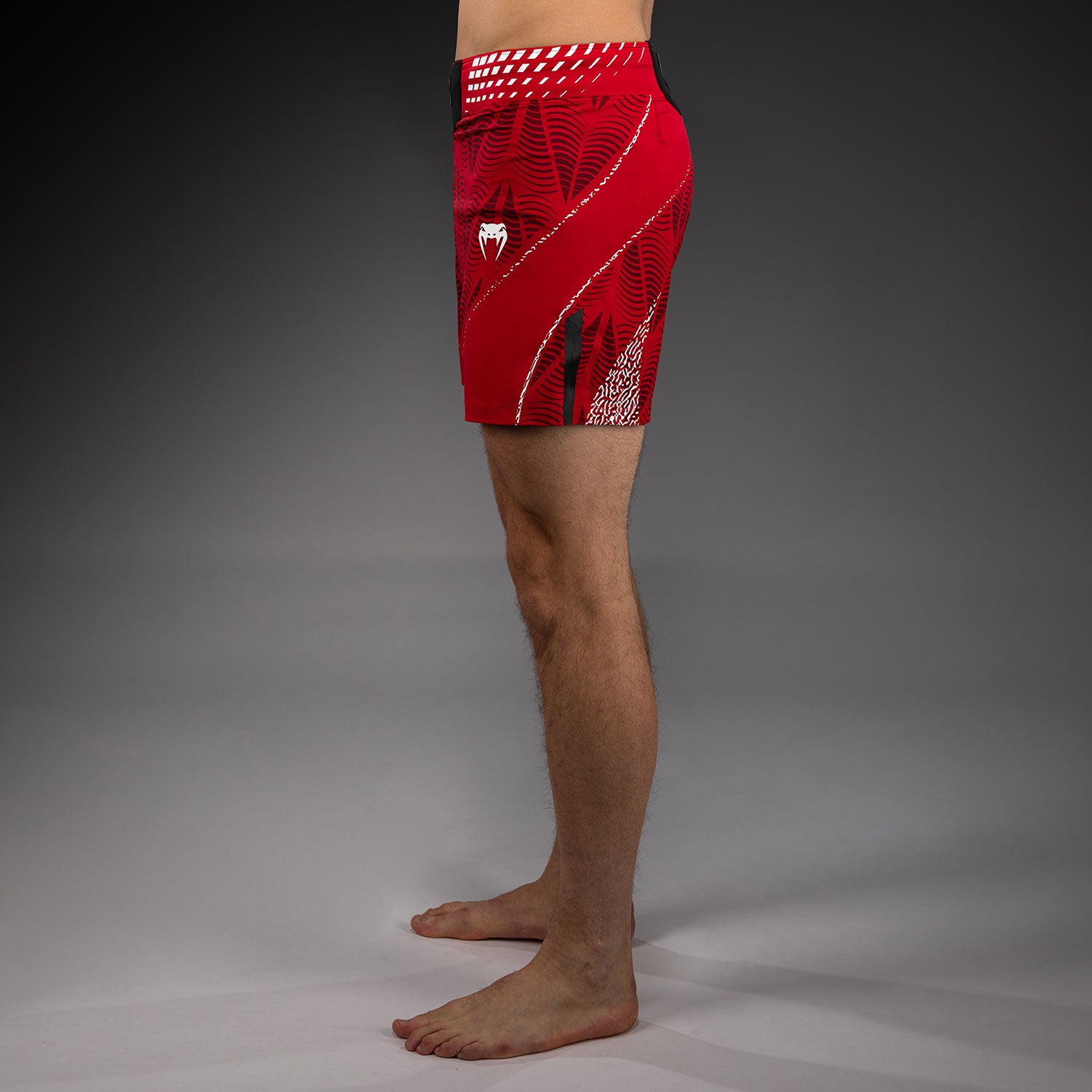 venum-ufc-zenith-authentic-fight-night-fight-shorts-herren-kurz-rot image 3