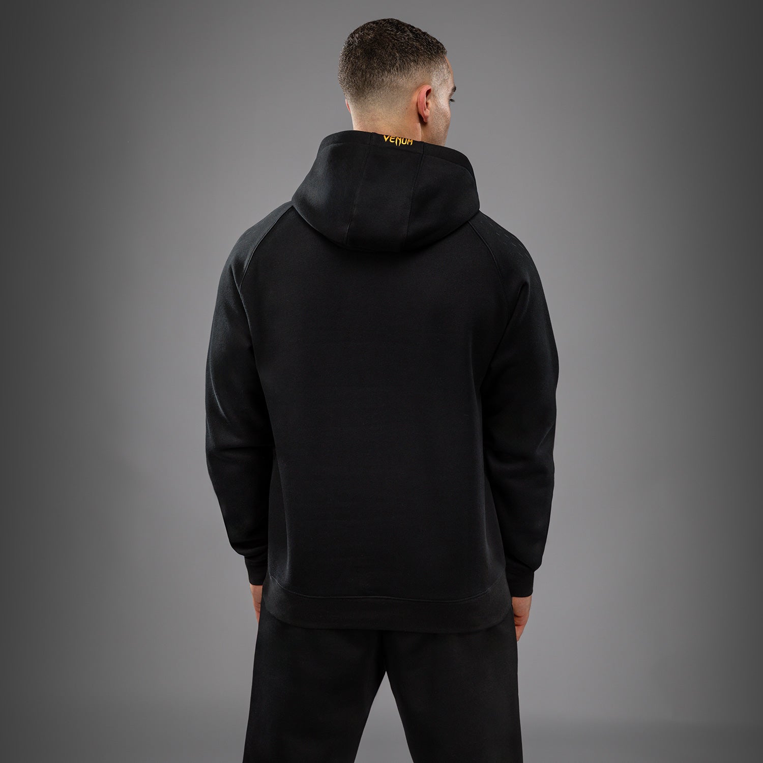 venum-ufc-zenith-by-venum-replica-pullover-hoodie-herren-champion-schwarz-gold image 3